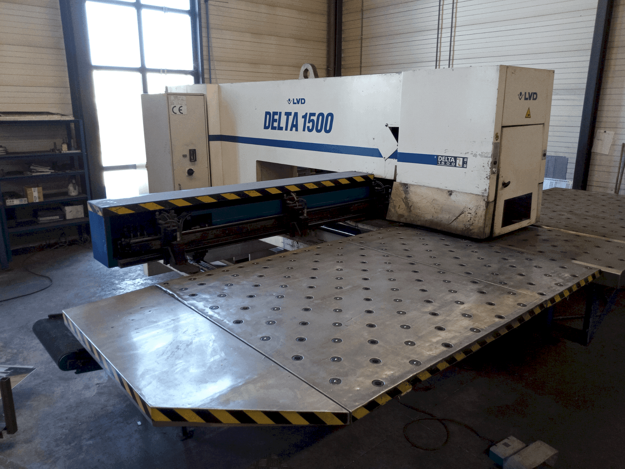 Vooraanzicht van LVD DELTA 1500 LB machine