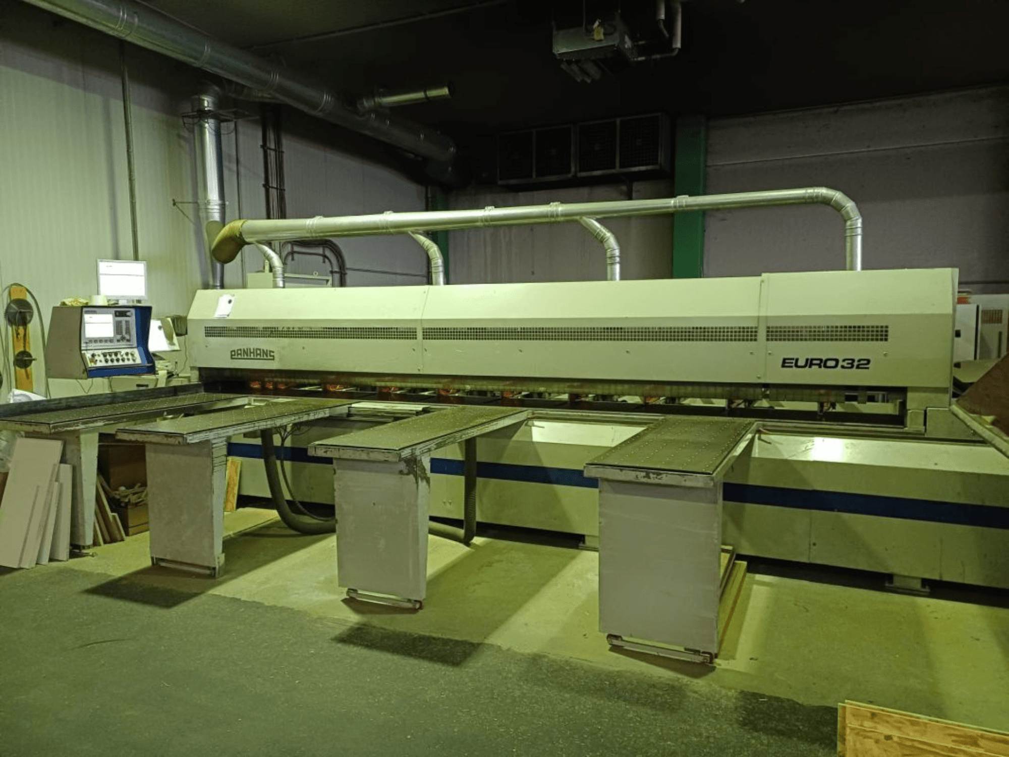 Alt-tekst: Vooraanzicht van PANHANS EURO 32 paneelzaag, met verstelbare tafels en bedieningspaneel in een industriële omgeving.