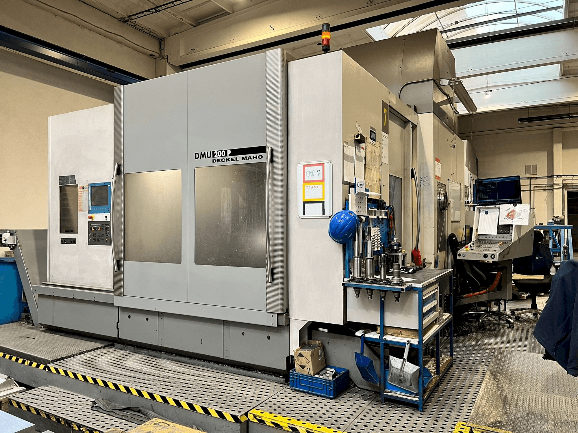 Vooraanzicht van DECKEL MAHO DMU 200P machine