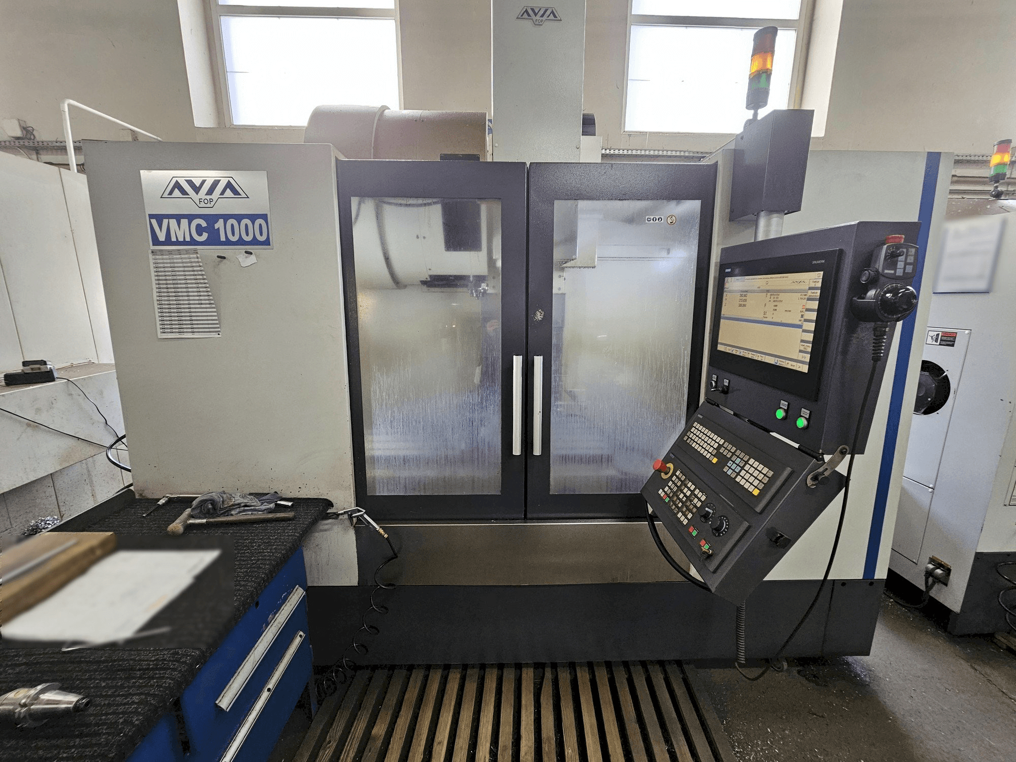 Vooraanzicht van Avia VMC 1000 machine