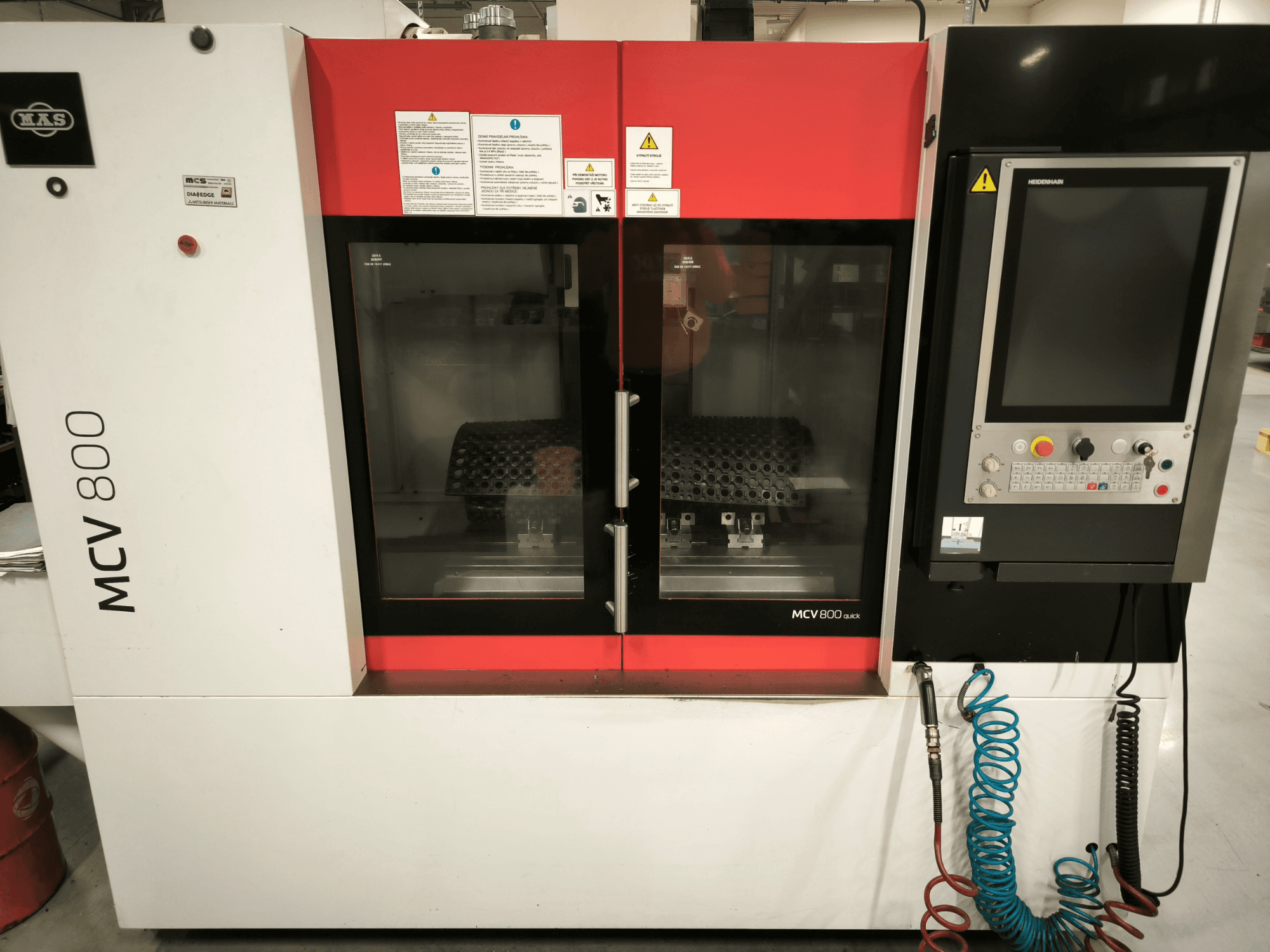Verticaal bewerkingscentrum KOVOSVIT MAS MCV 800 QUICK, vooraanzicht met bedieningspaneel en dubbele glazen deuren die de werkruimte tonen.