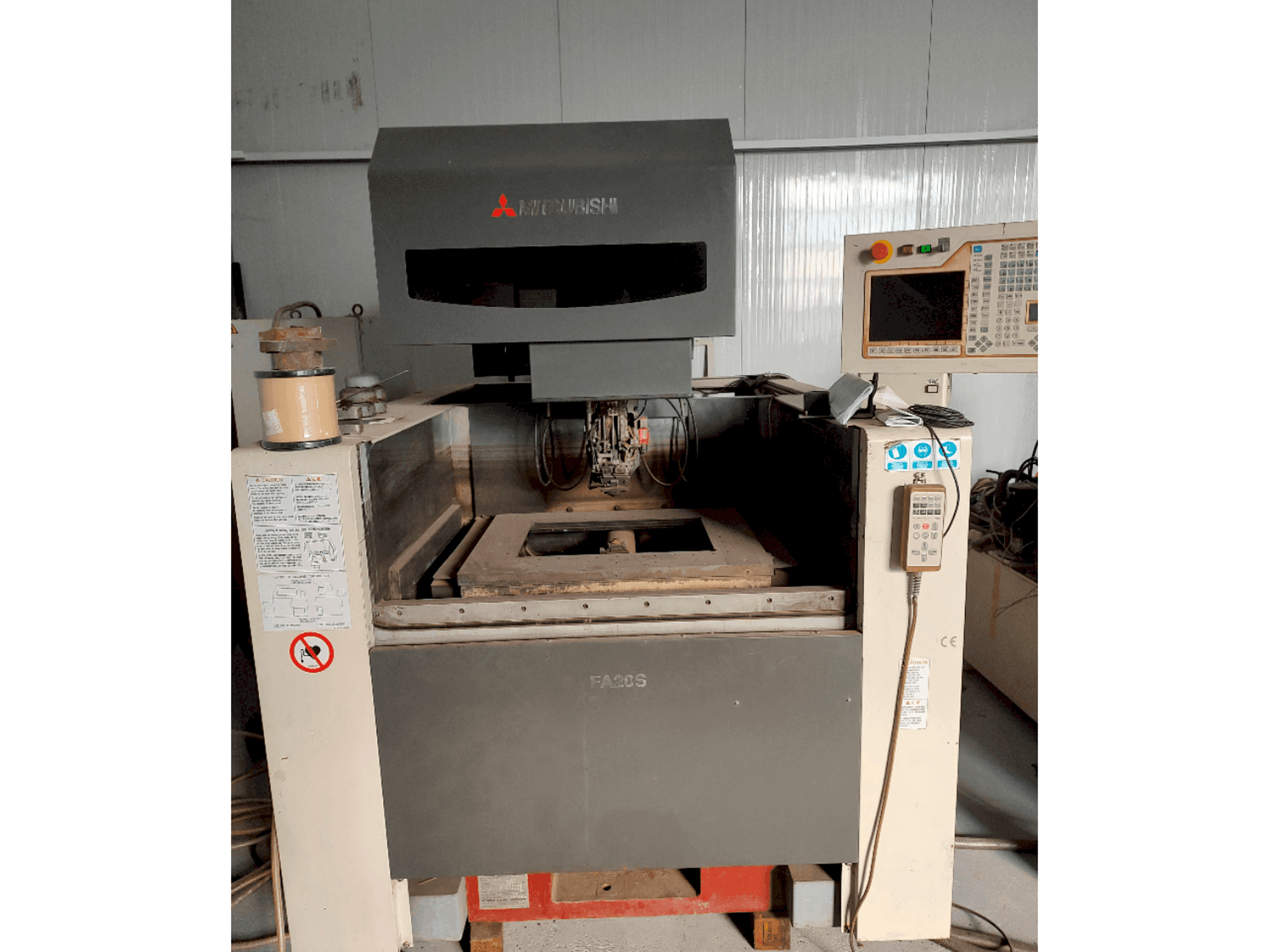 Vooraanzicht van Mitsubishi FA20SM machine