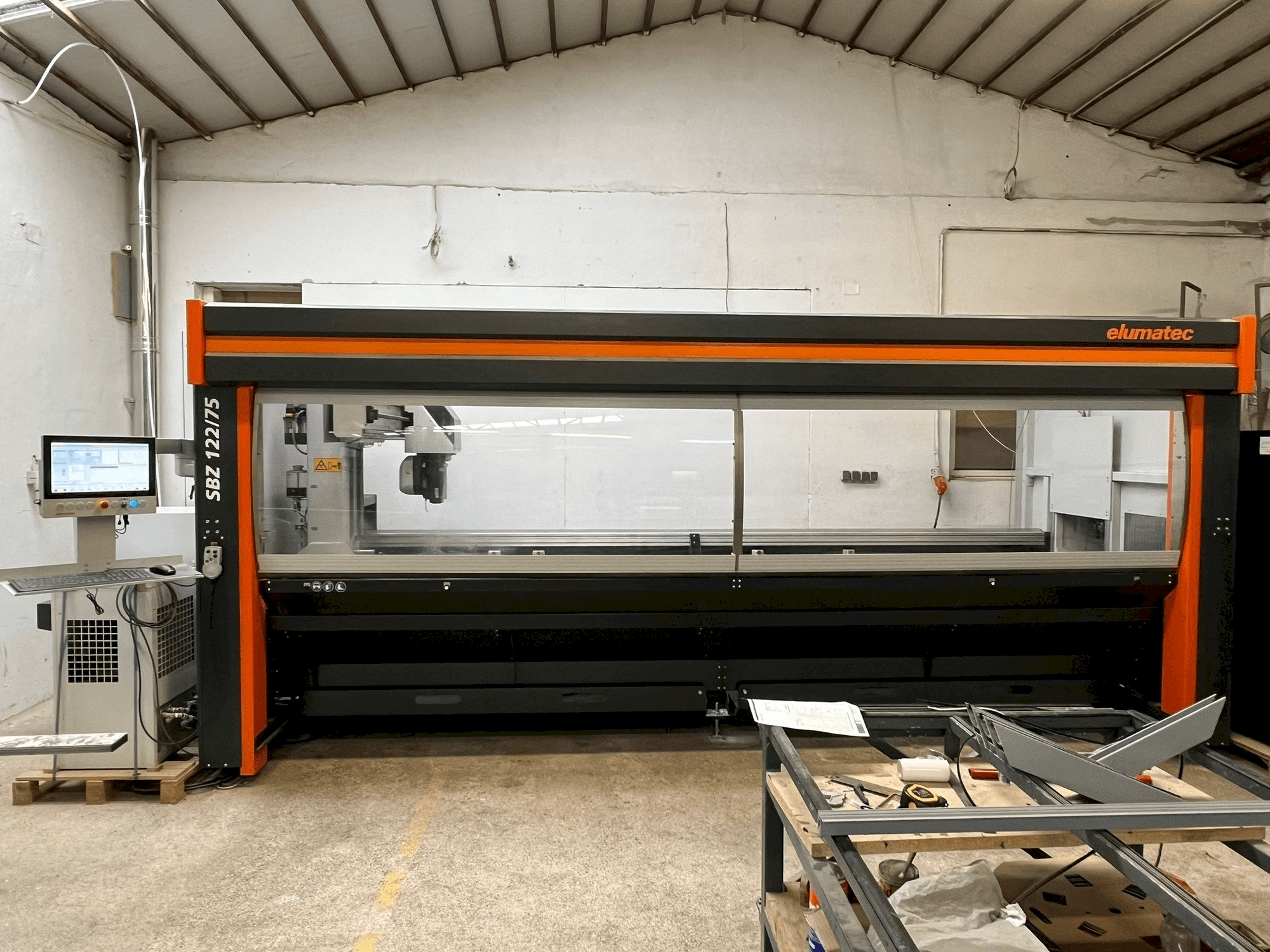 Vooraanzicht van Elumatec SBZ 122/75 machine