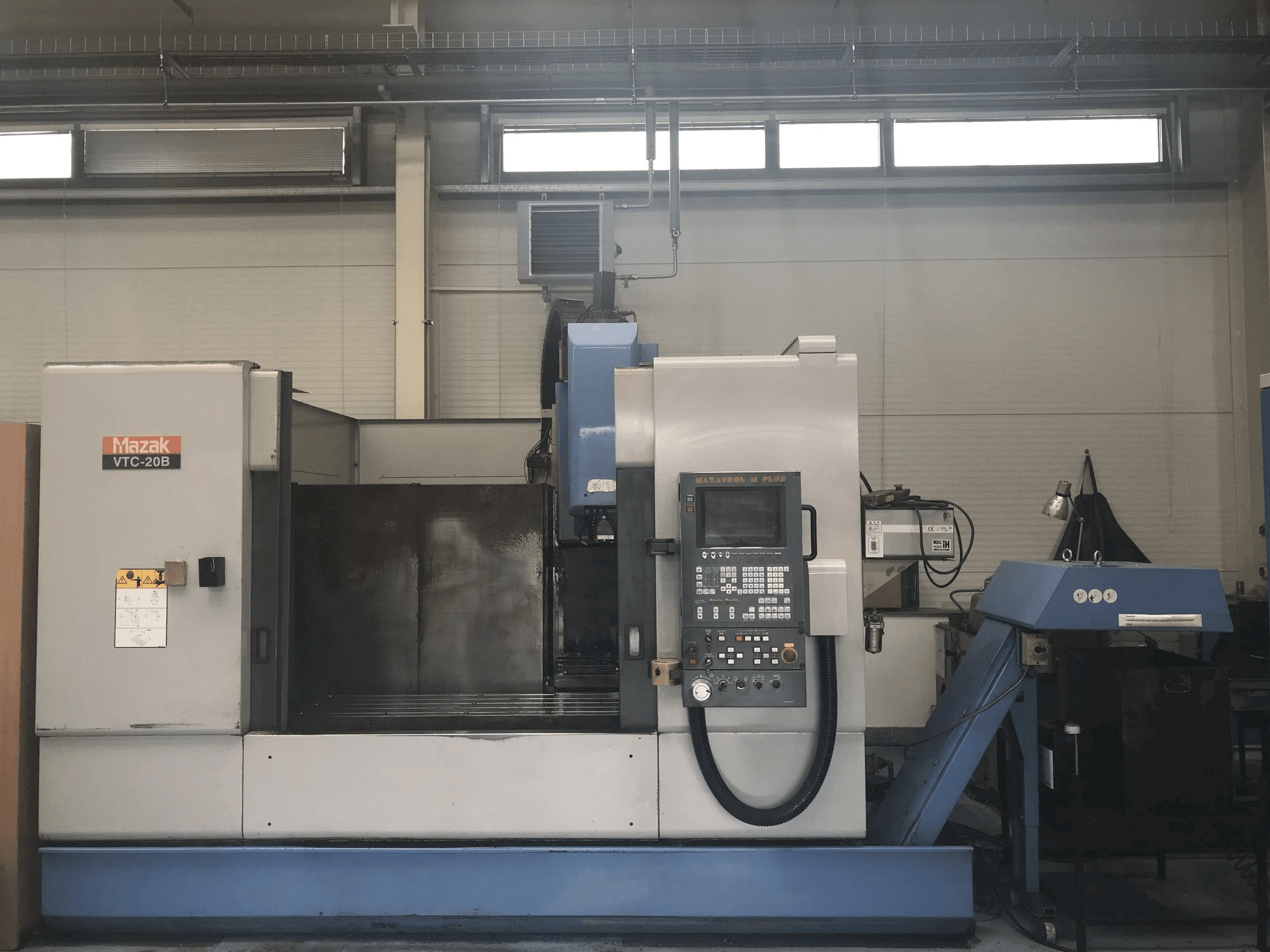 Vooraanzicht van Mazak VTC-20B machine