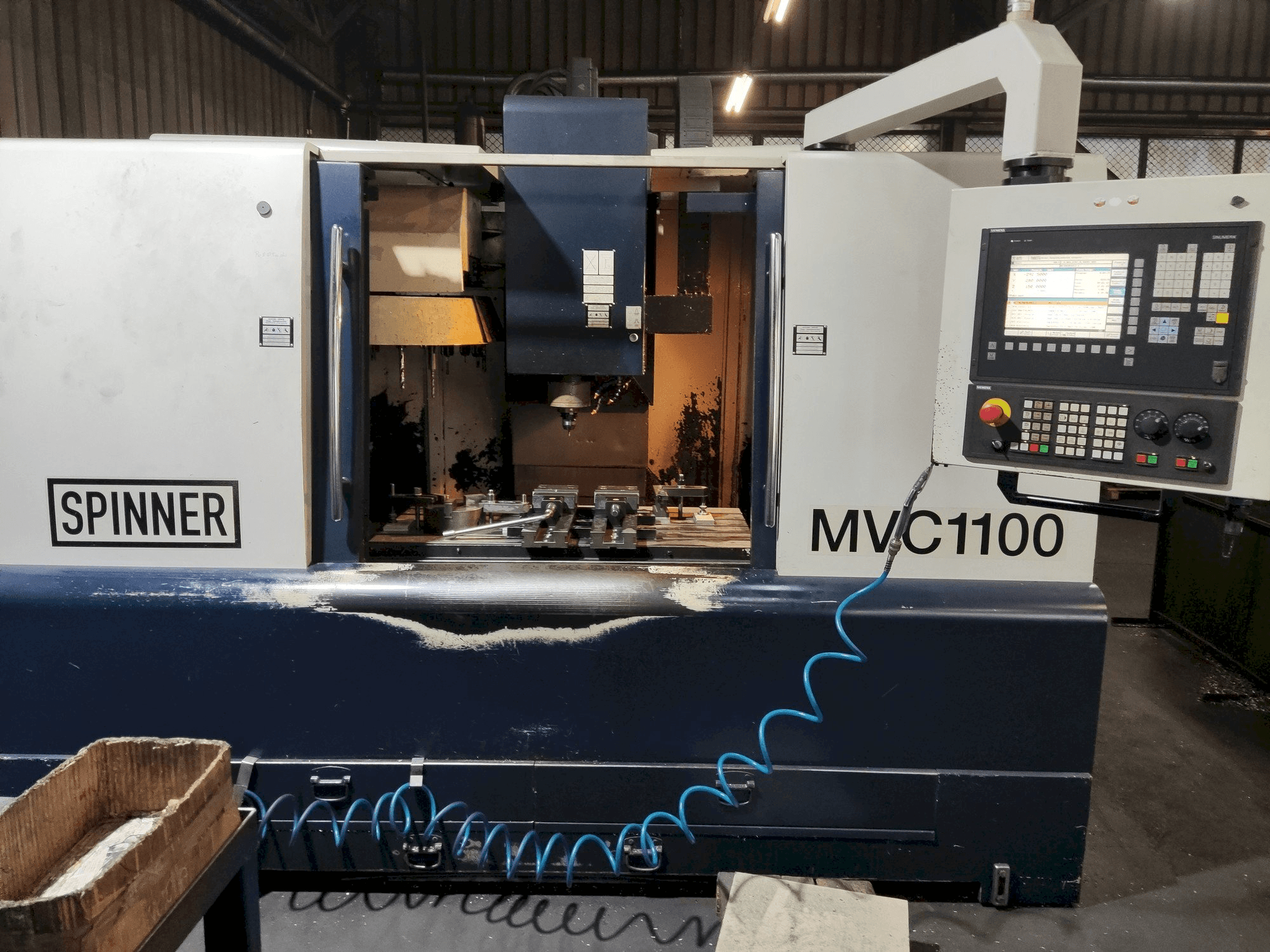 Vooraanzicht van SPINNER MVC-1100 machine