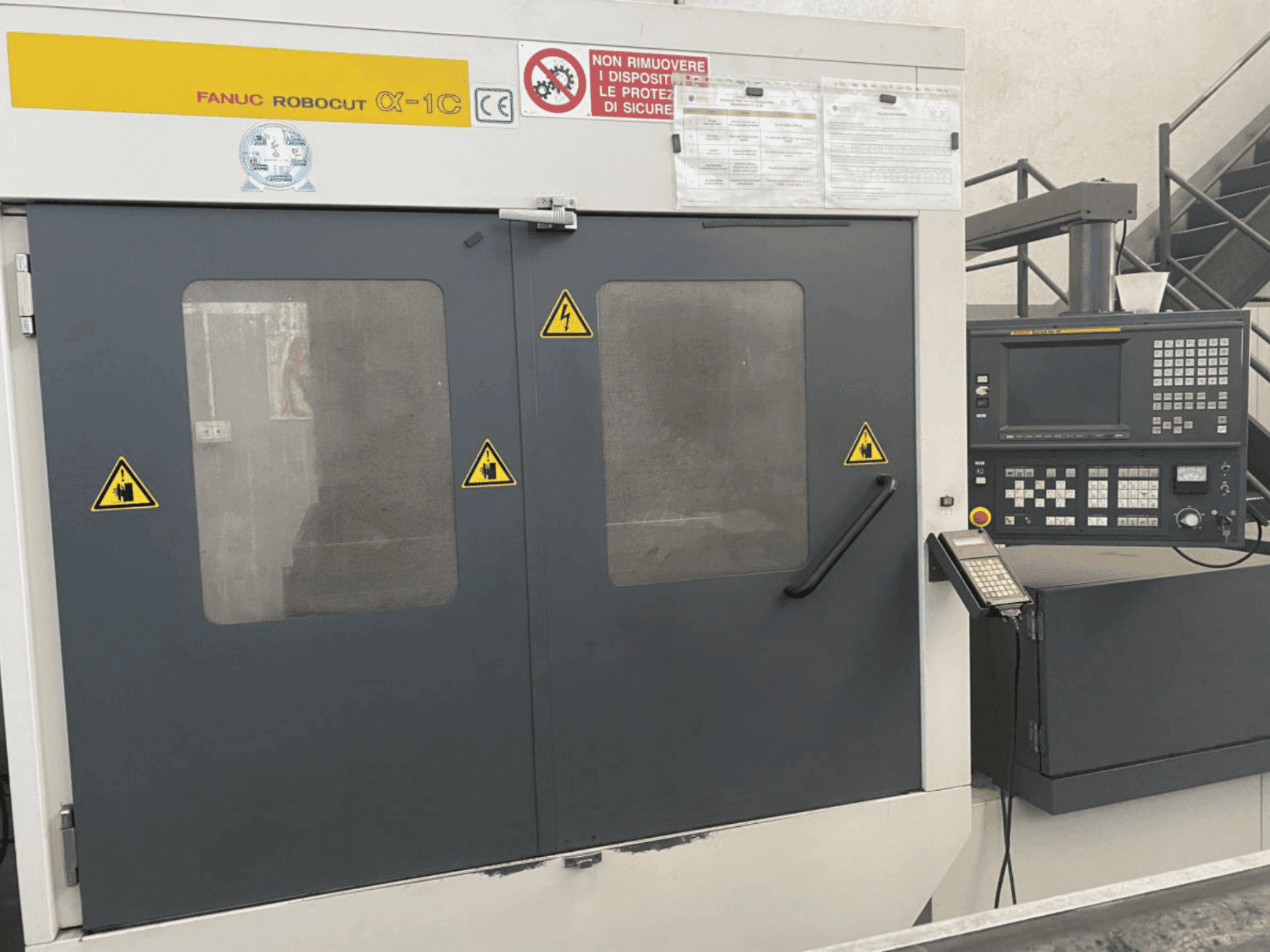 Vooraanzicht van FANUC Robocut alpha-1C machine