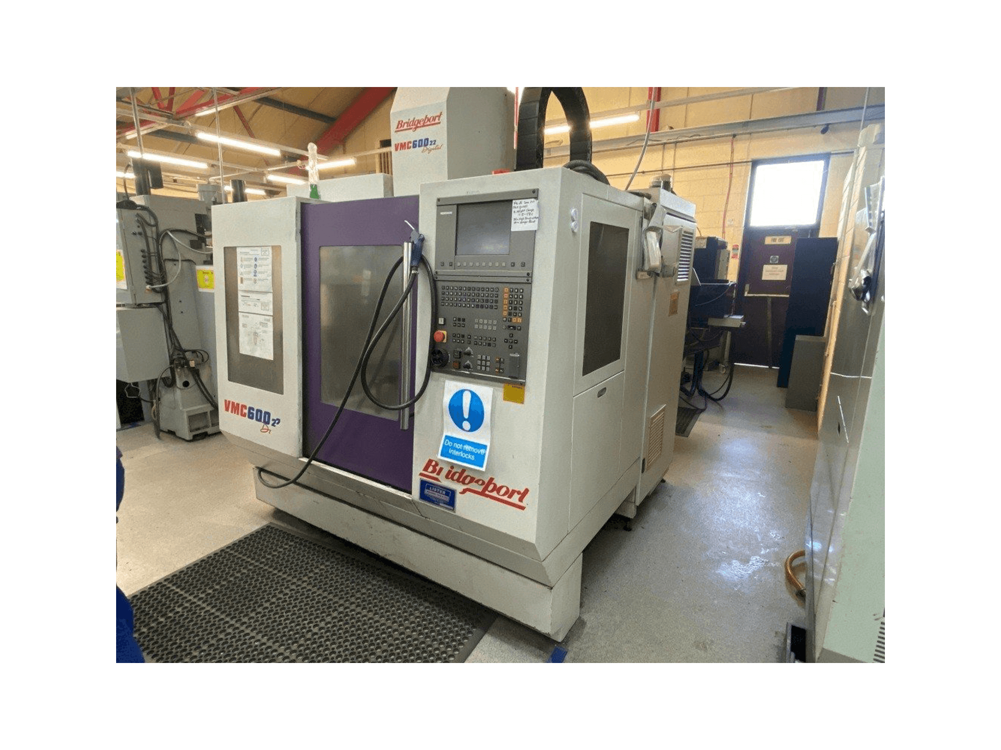 Vooraanzicht van Bridgeport VMC 600/22 Digital machine