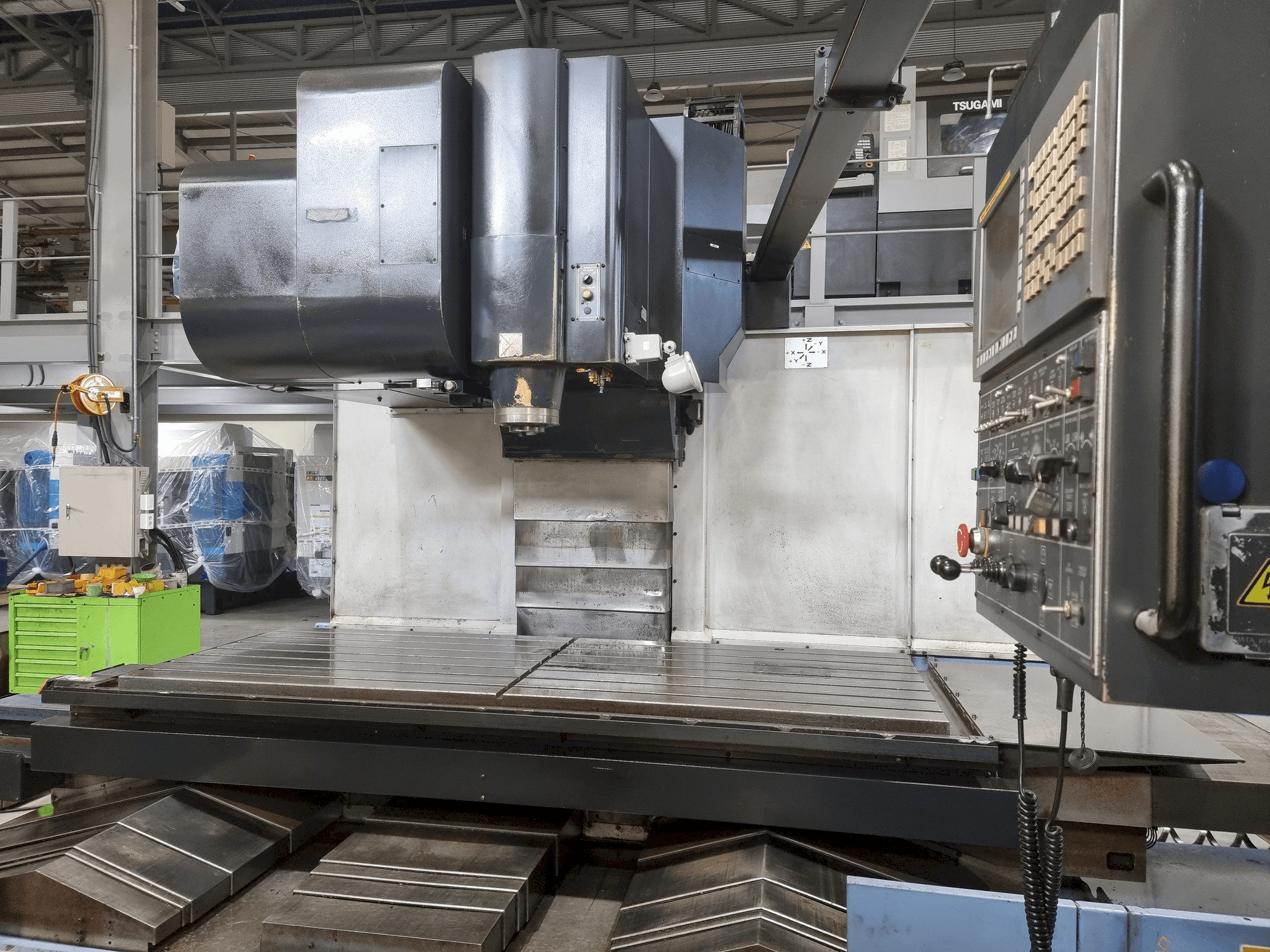Vooraanzicht van Doosan VM 960L machine