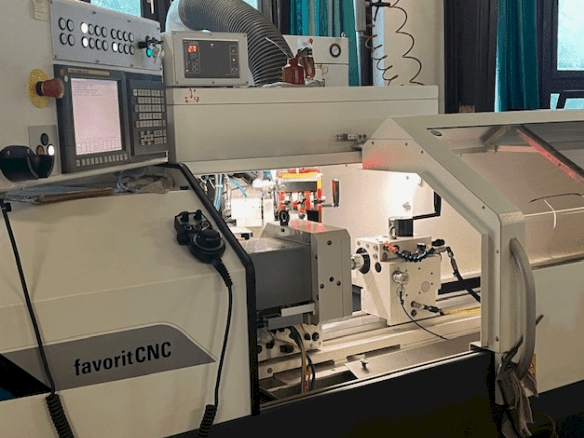 Vooraanzicht van STUDER favorit CNC machine