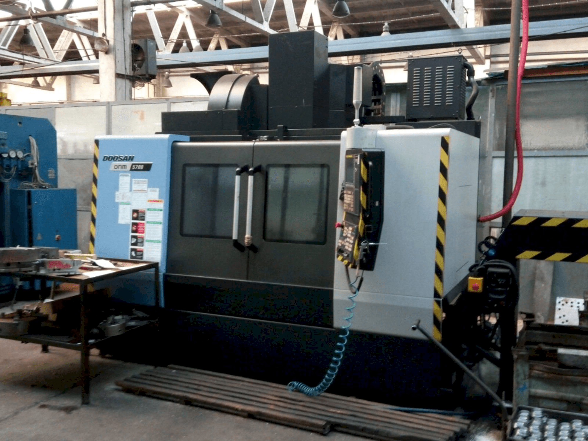 Vooraanzicht van Doosan DNM 5700 machine