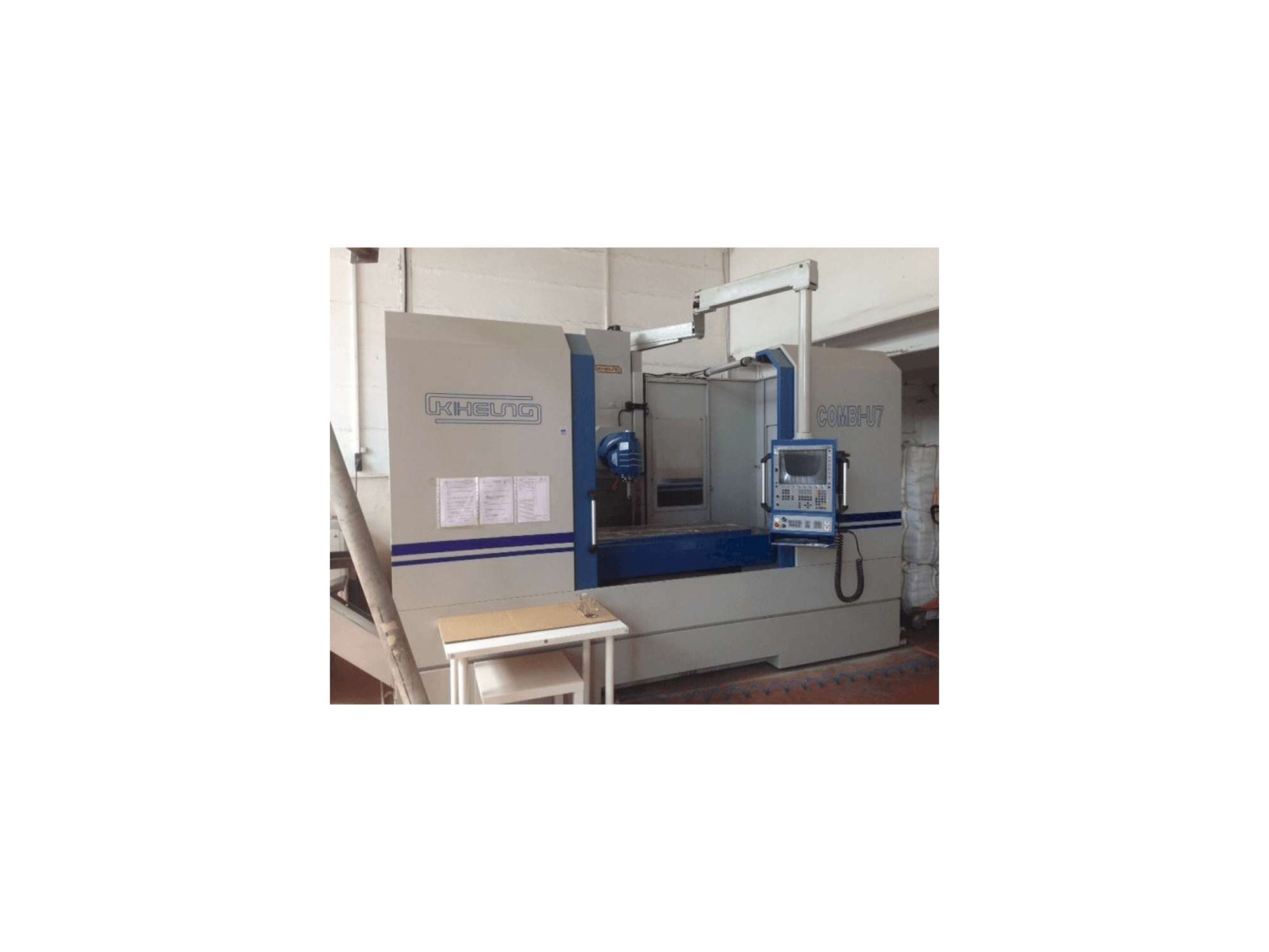 Vooraanzicht van KIHEUNG COMBI U7 machine