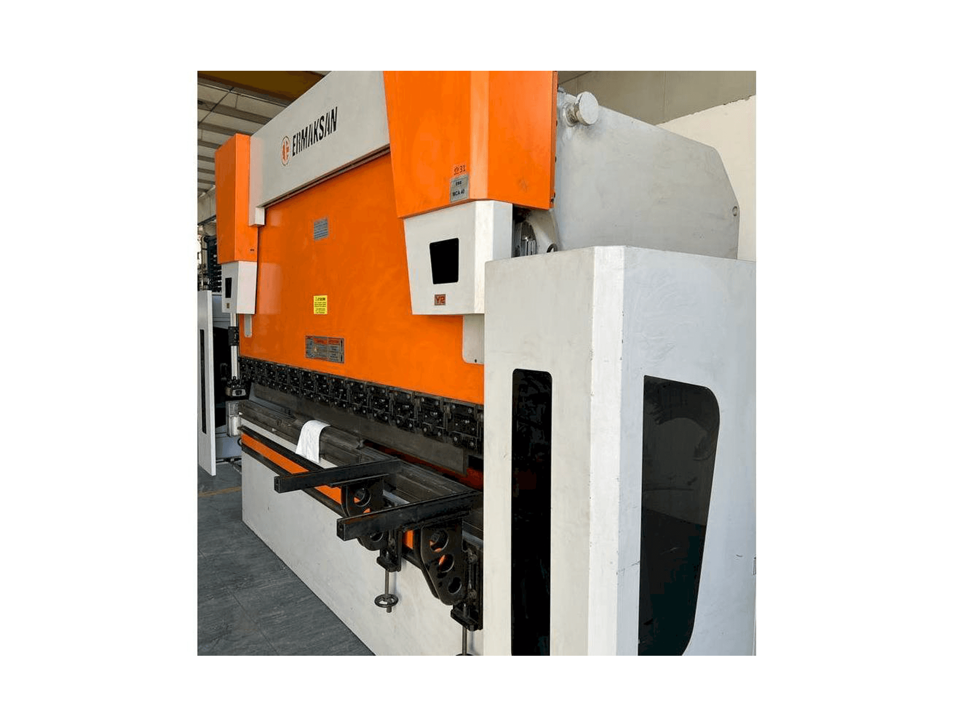Vooraanzicht van ERMAKSAN Speed Bend Pro 3100x175 machine