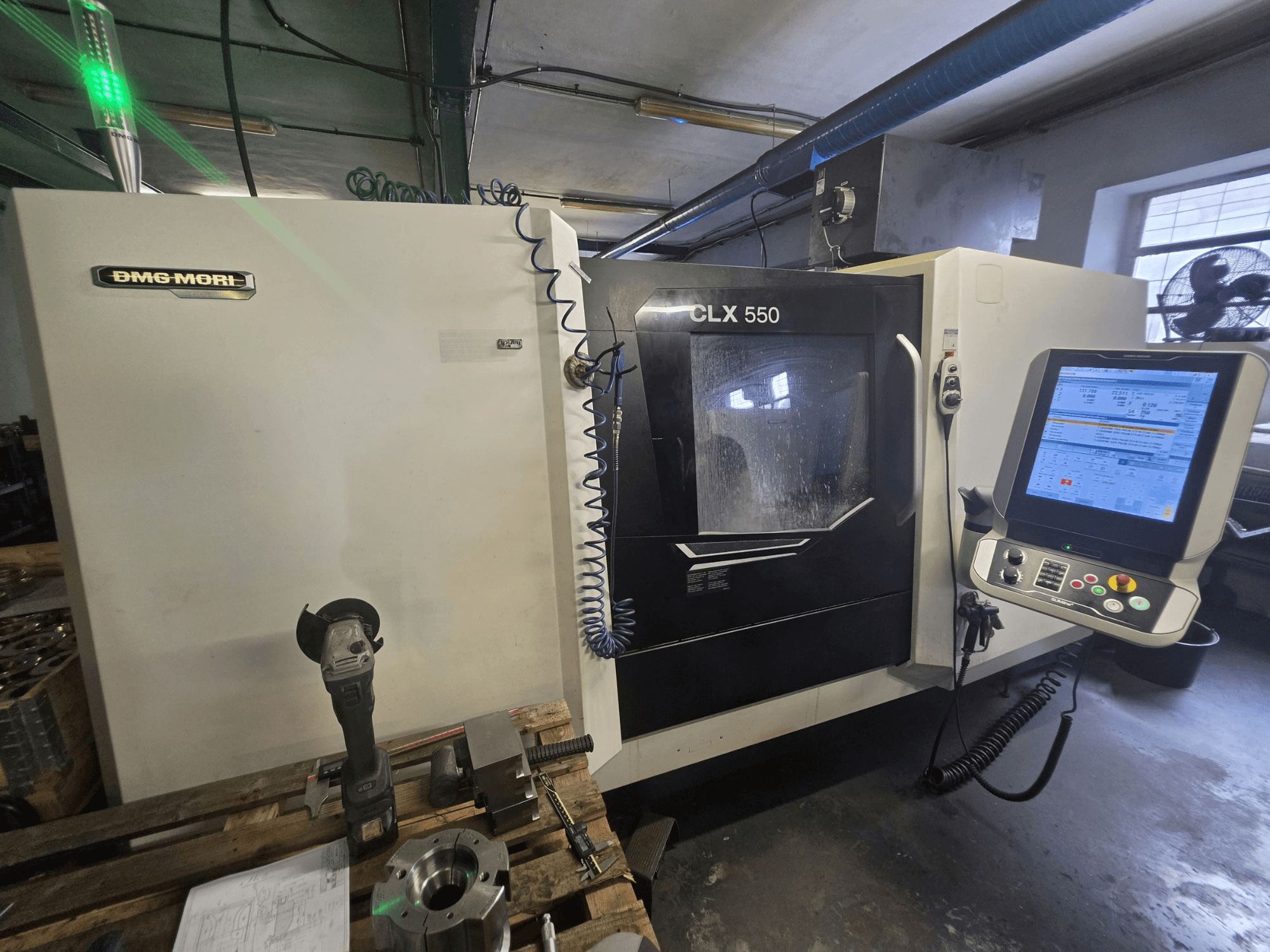 DMG MORI CLX 550 V3 horizontale draaibank, vooraanzicht met bedieningspaneel, snijgereedschappen en machinebehuizing.