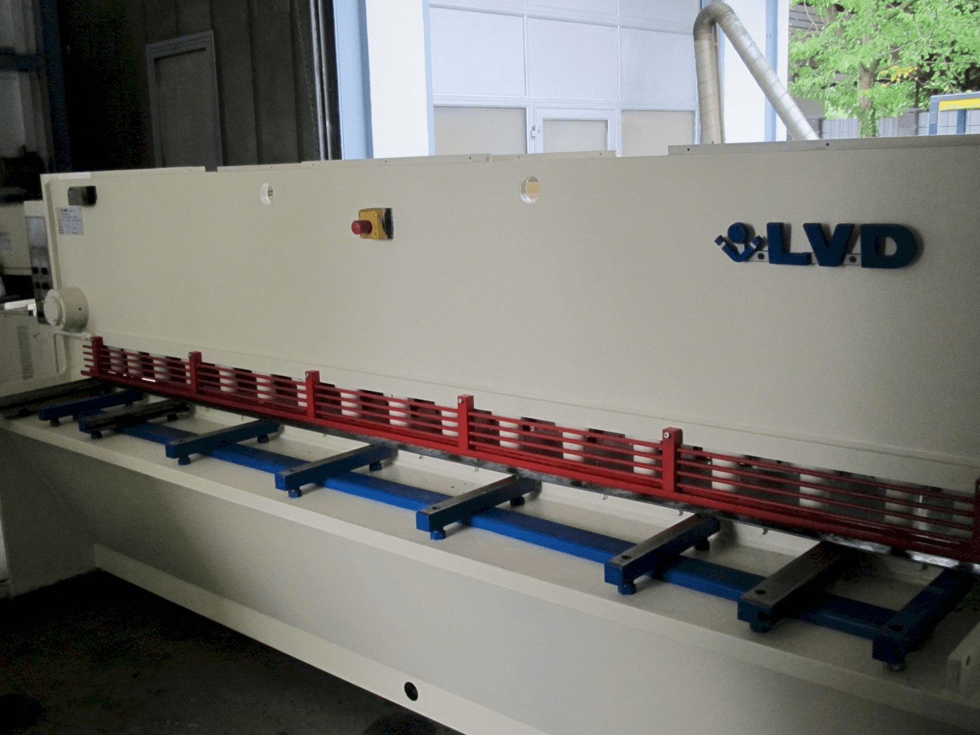 Vooraanzicht van LVD HST 31/6 machine