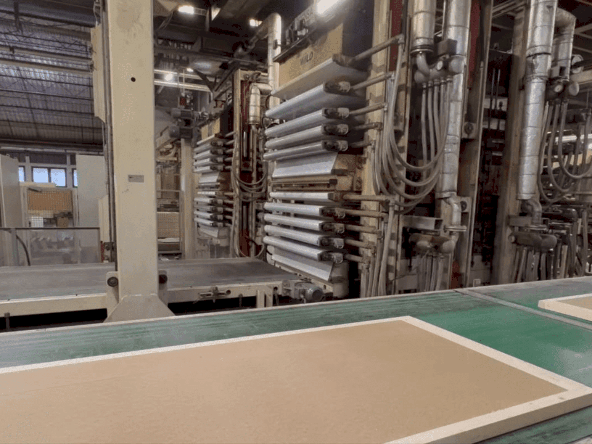 Vooraanzicht van WILD Door leaf press line machine