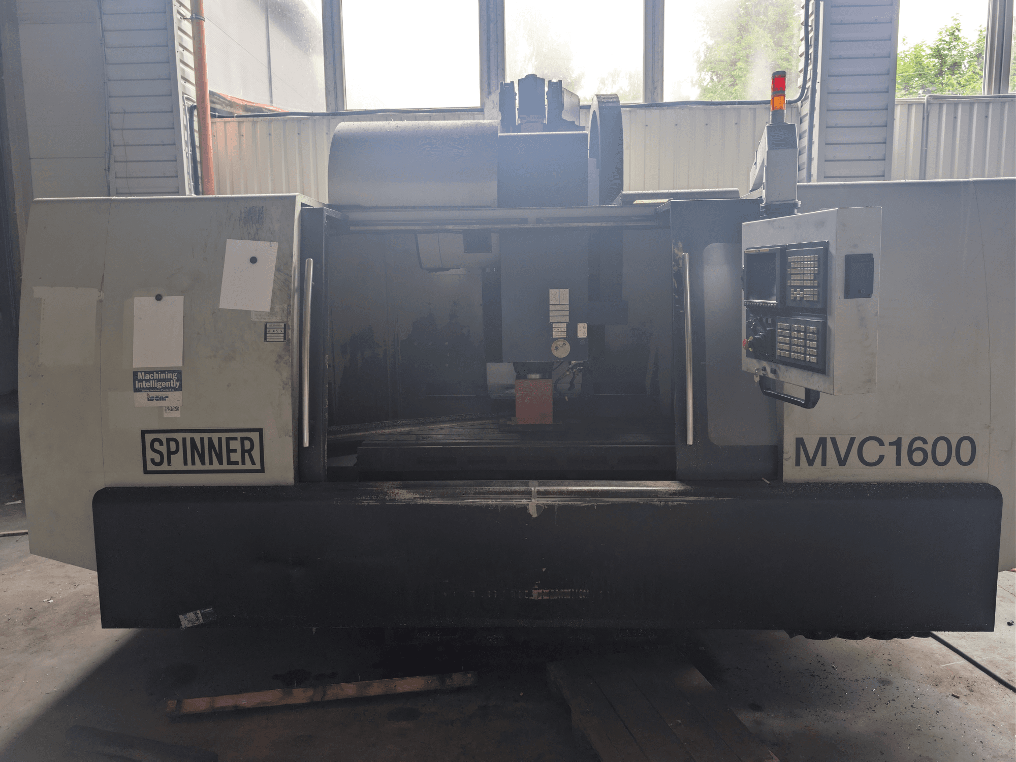 Verticaal bewerkingscentrum SPINNER MVC-1600, vooraanzicht, met zicht op het bedieningspaneel en het bewerkingsgebied. Geschikt voor precisiebewerking.