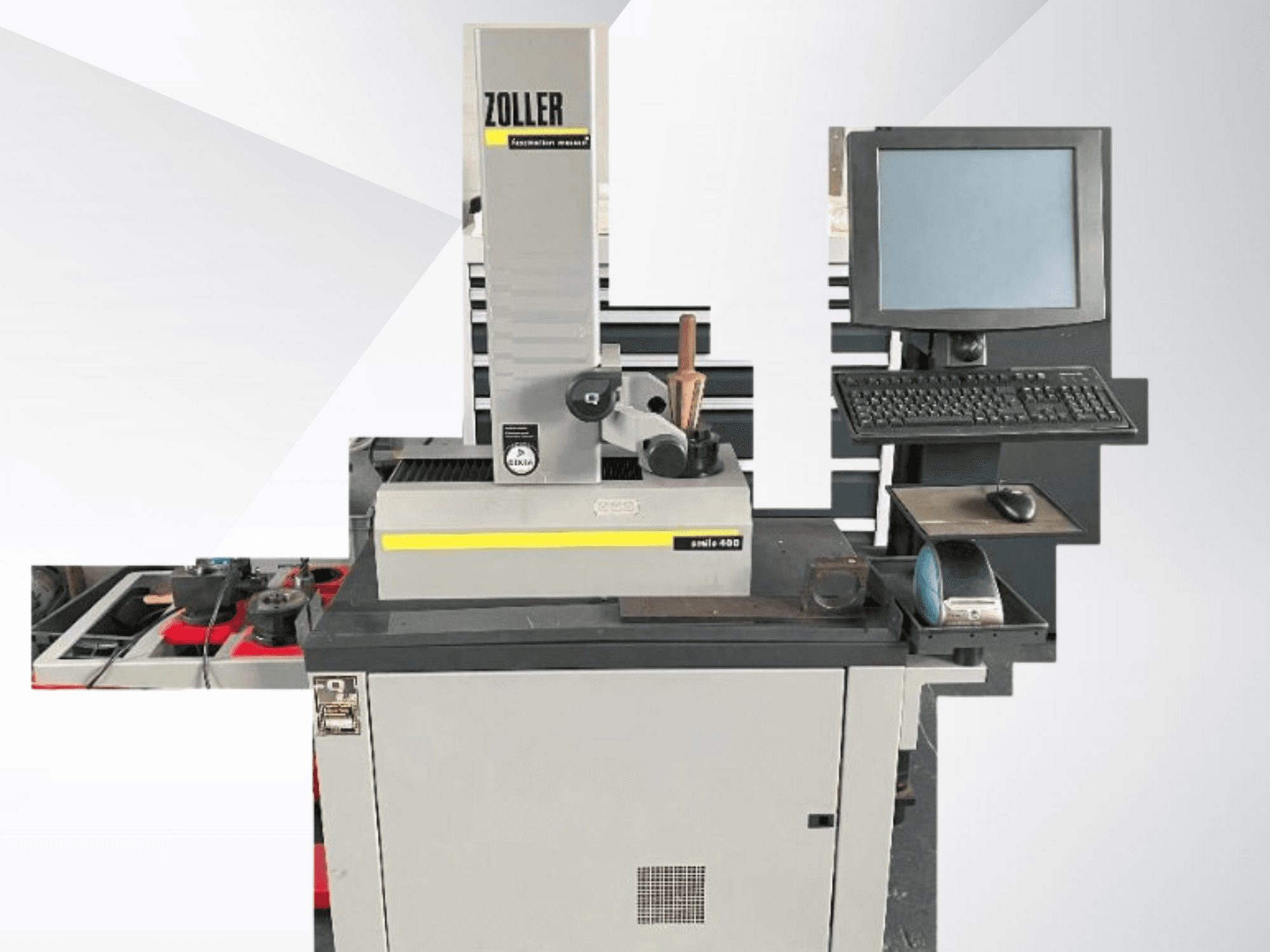 ZOLLER meetmachine met computermonitor, toetsenbord en gereedschap; vooraanzicht met grijze kleur en modern ontwerp.