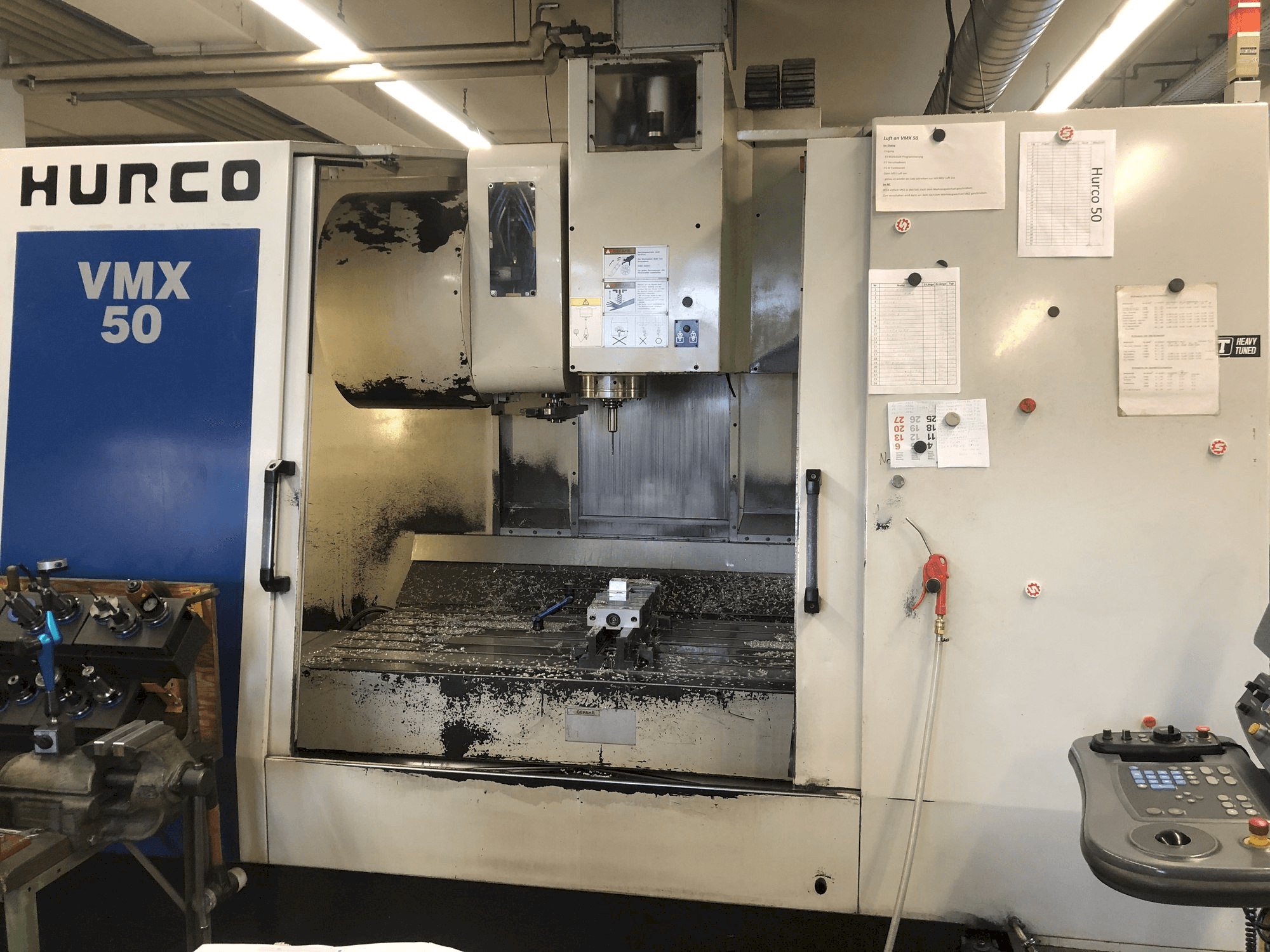 Vooraanzicht van Hurco VMX 50 machine