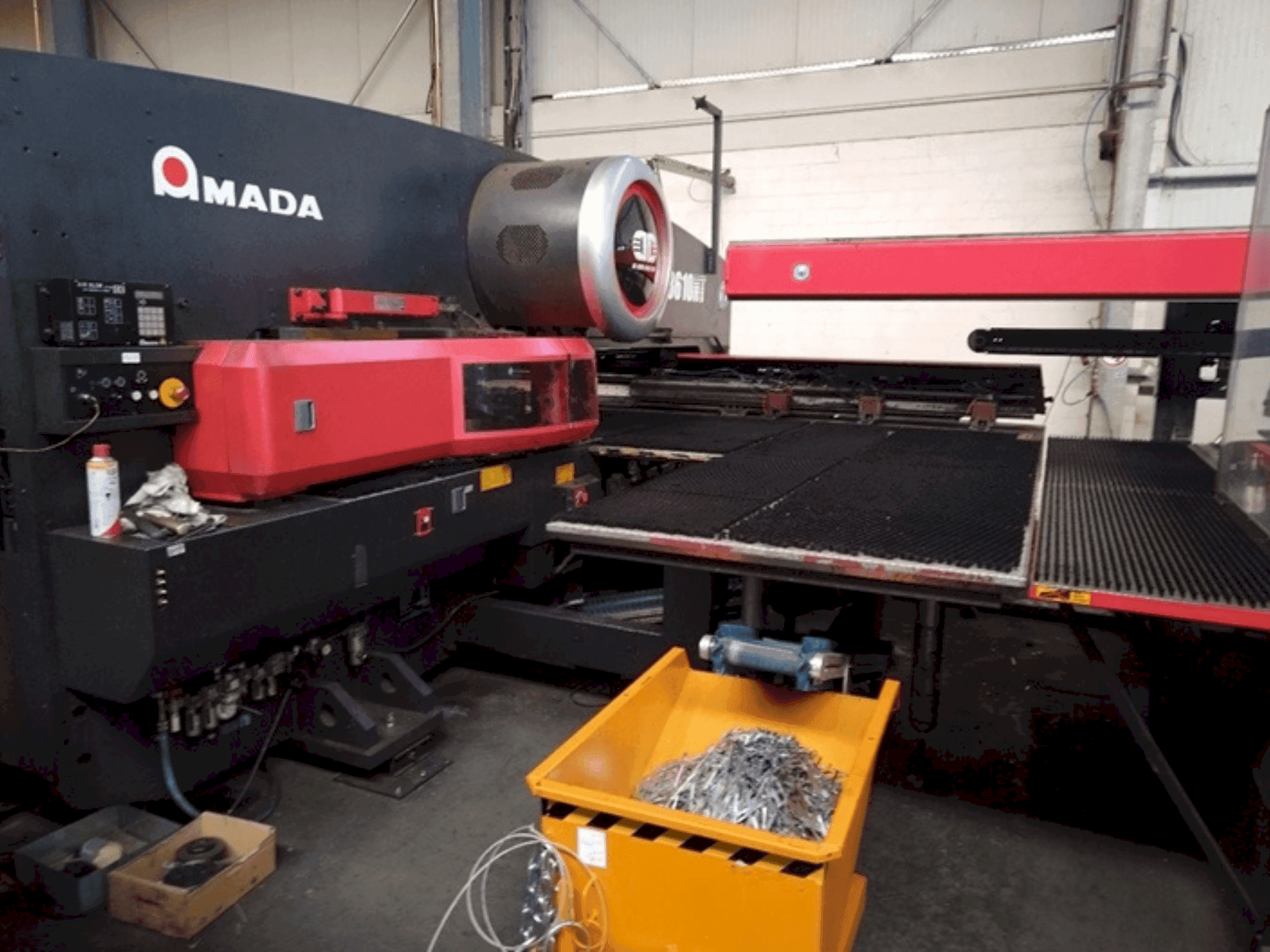 Vooraanzicht van AMADA EMZ 3510 NT machine