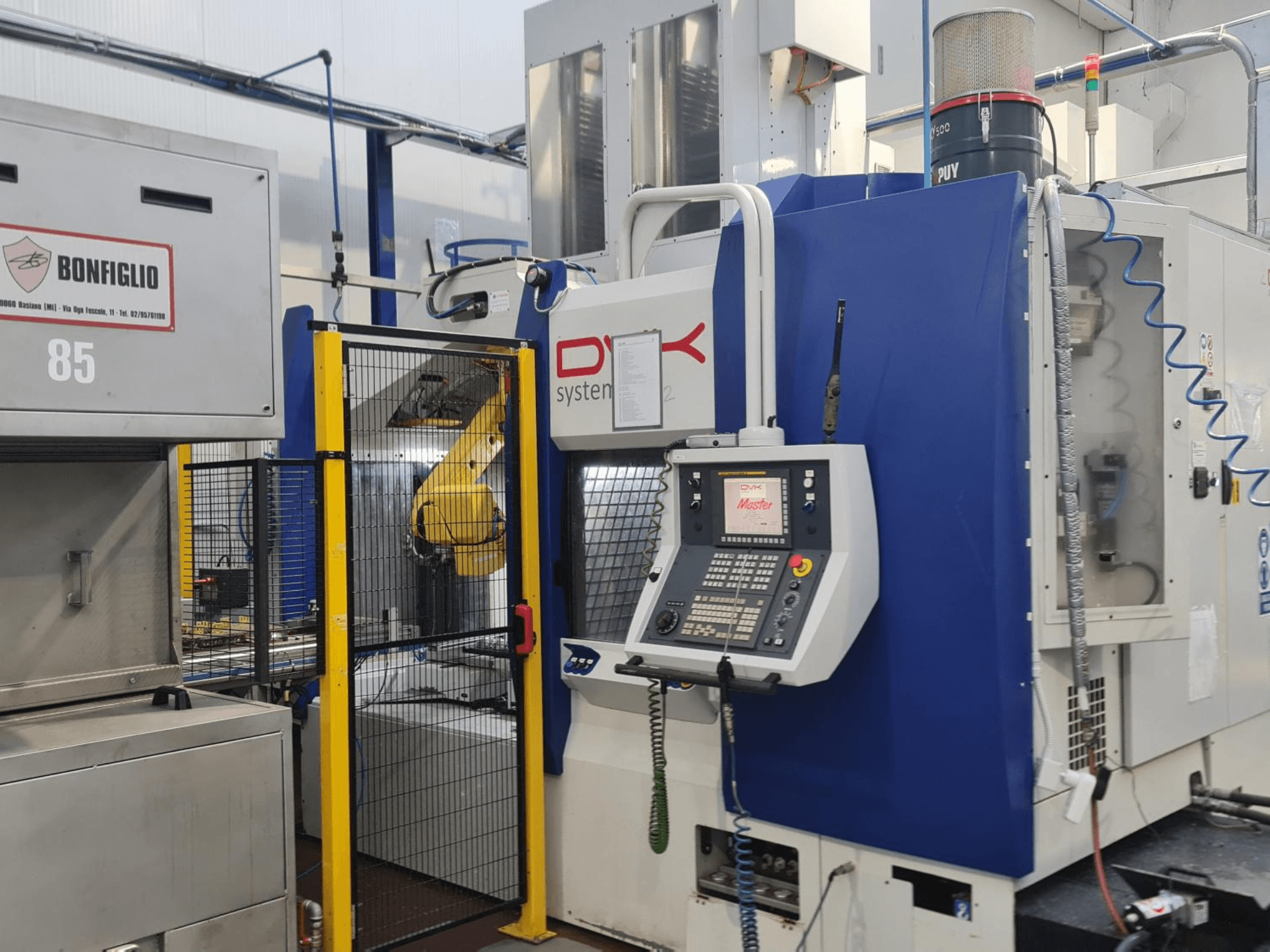 DVK System Master horizontaal bewerkingscentrum, vooraanzicht, met bedieningspaneel, veiligheidshek en robotarm.