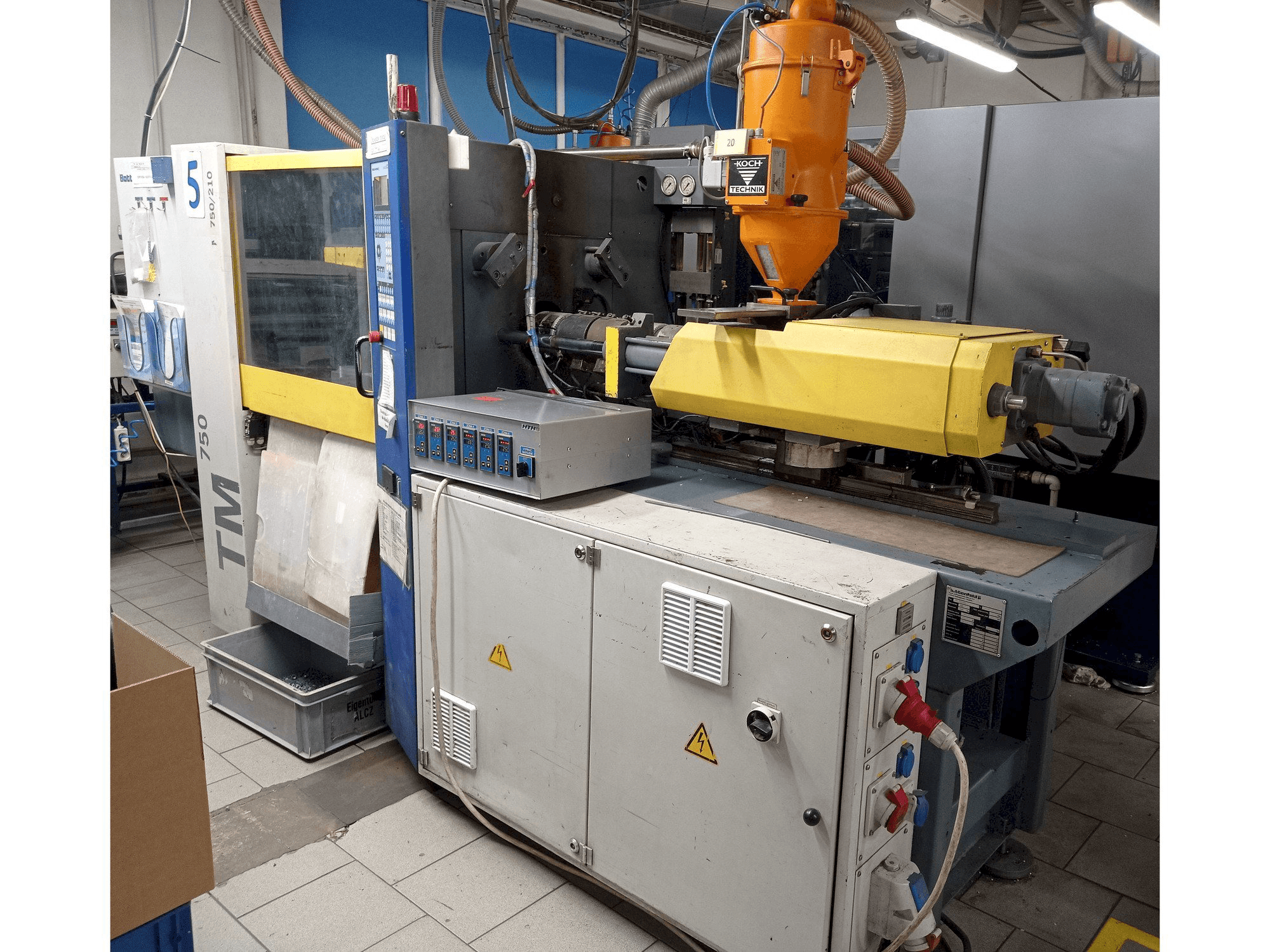Vooraanzicht van Battenfeld TM 750/210 machine