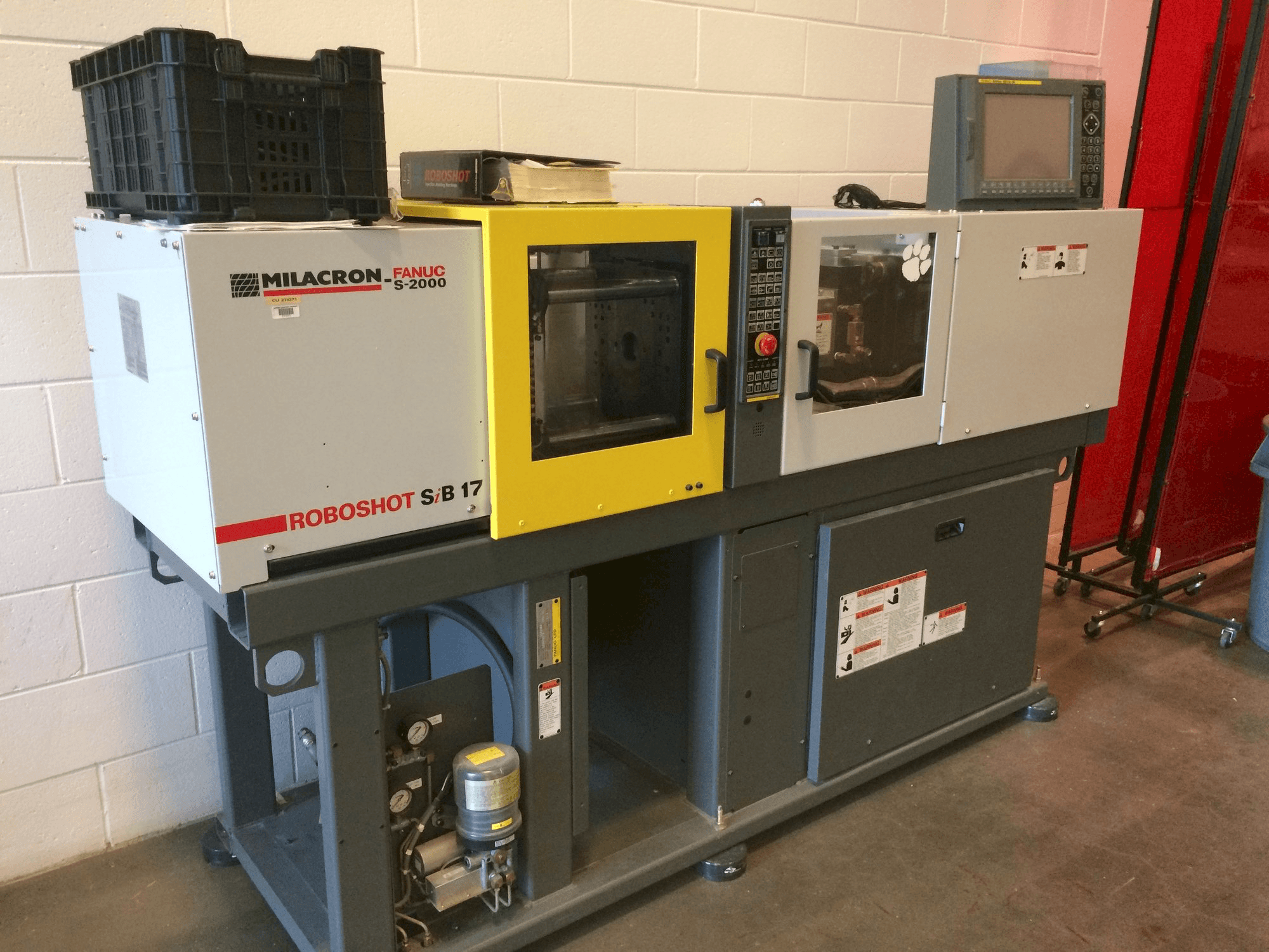 Vooraanzicht van Milacron Roboshot S-2000i15A machine