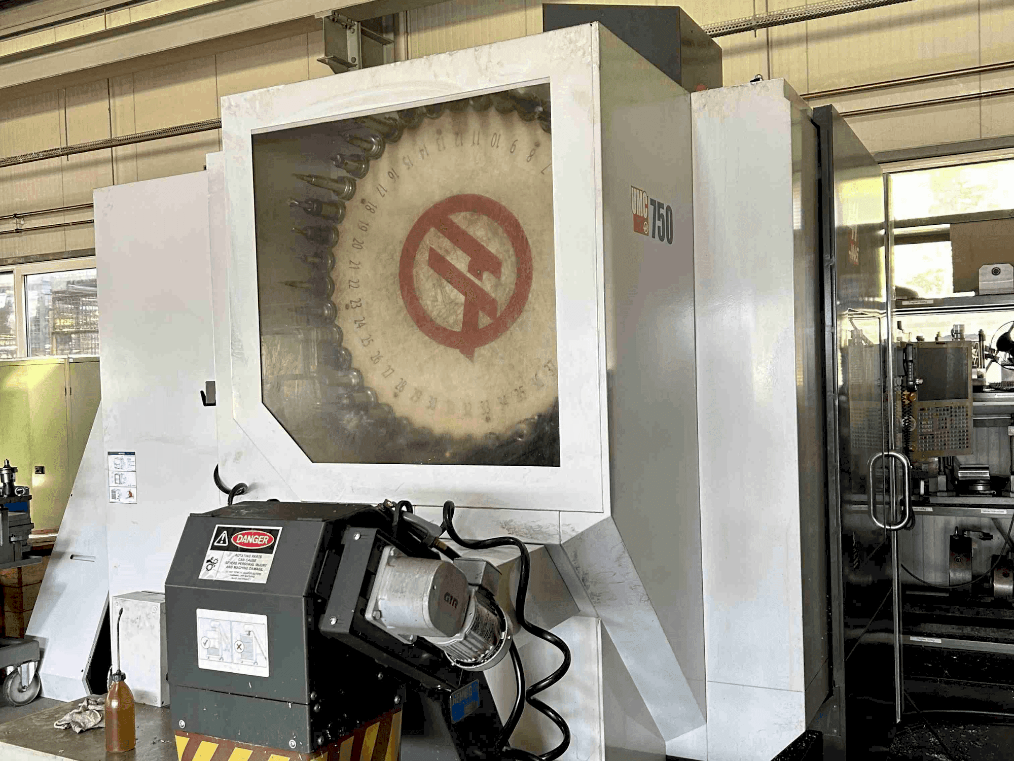Vooraanzicht van HAAS UMC-750 machine
