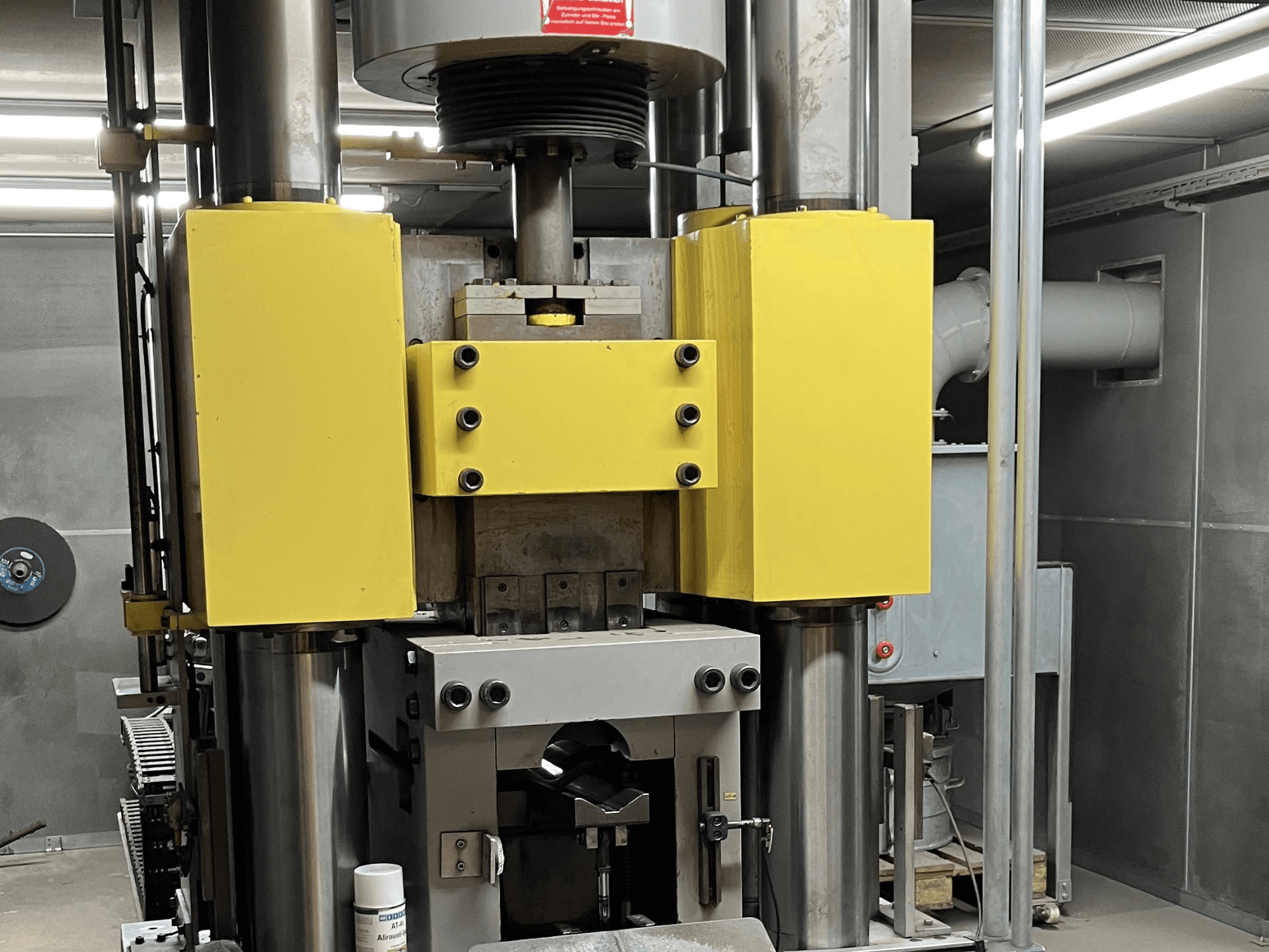 WINTER VSP 350 hydraulische pers in zijaanzicht, met gele en grijze elementen, met zichtbare hydraulische cilinders en bedieningselementen.