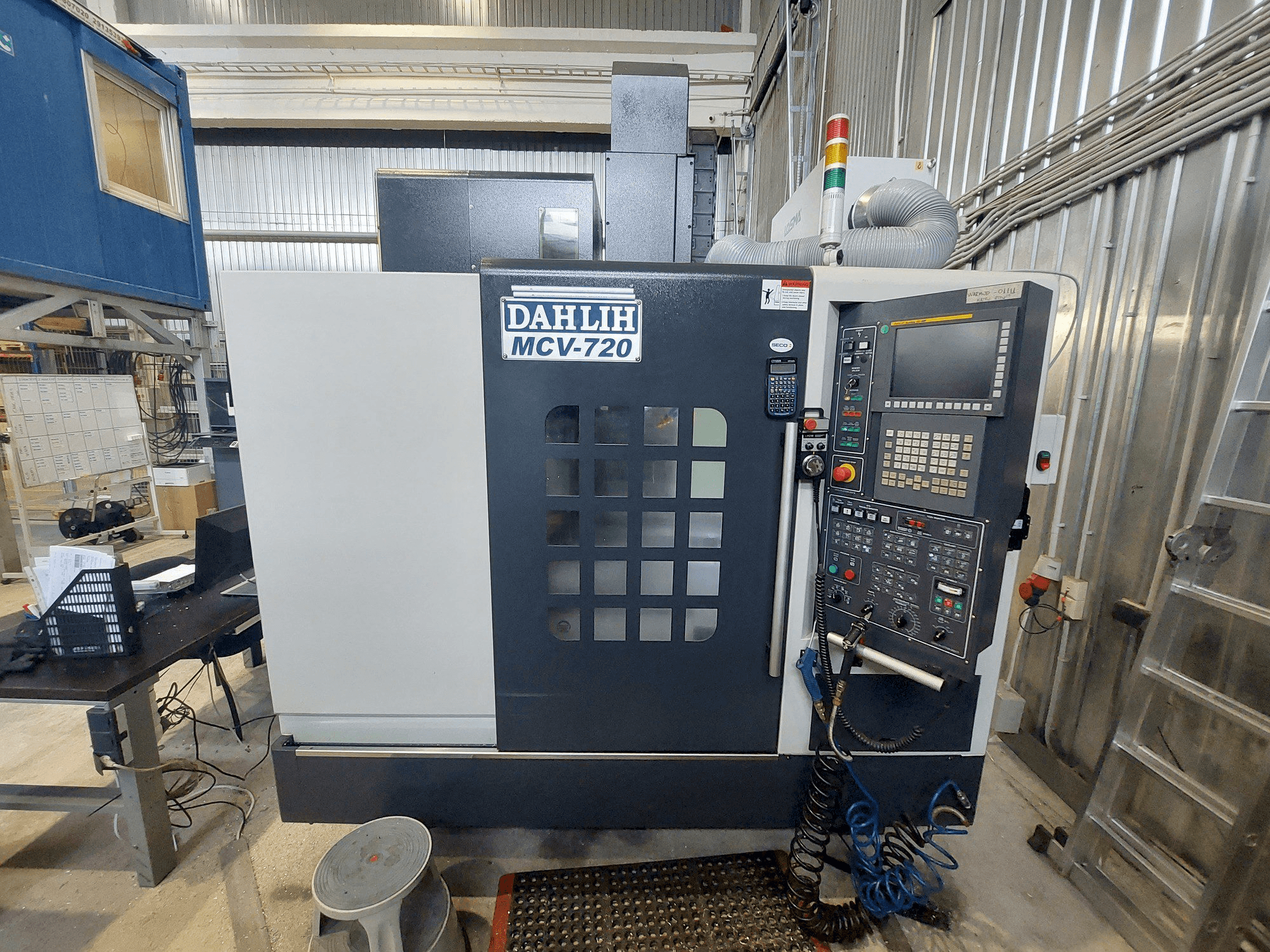 Vooraanzicht van DAH LIH MCV-720 machine