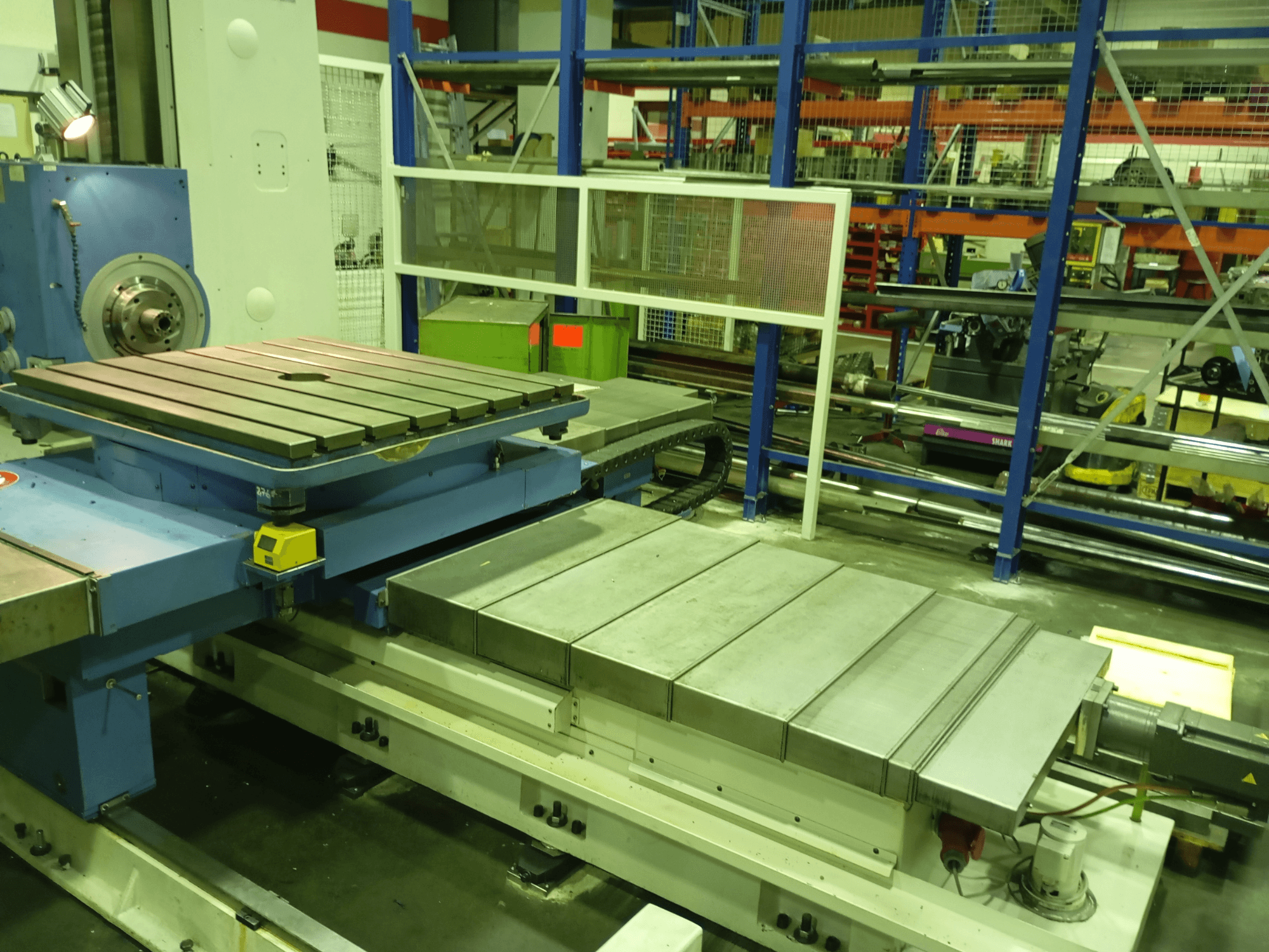 Union Karl Marx Stadt BFT90/5 MSC kottermachine, vooraanzicht; heeft een grote vlakke tafel, gemotoriseerde voet en metalen structuur.