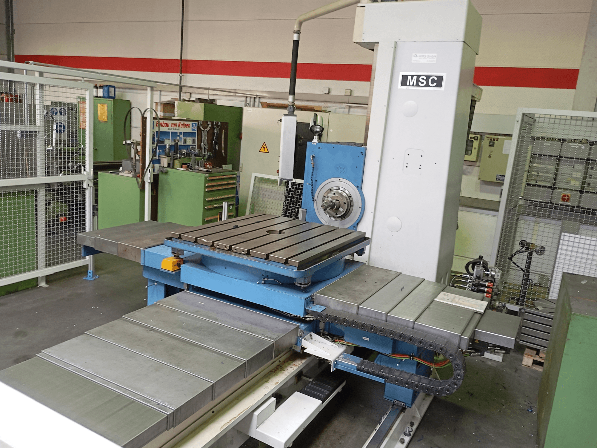 MSC BFT 90/5 TNC 320-boormachine, zijaanzicht, voorzien van een metalen werktafel en een gereedschapshouder in een werkplaatsomgeving.
