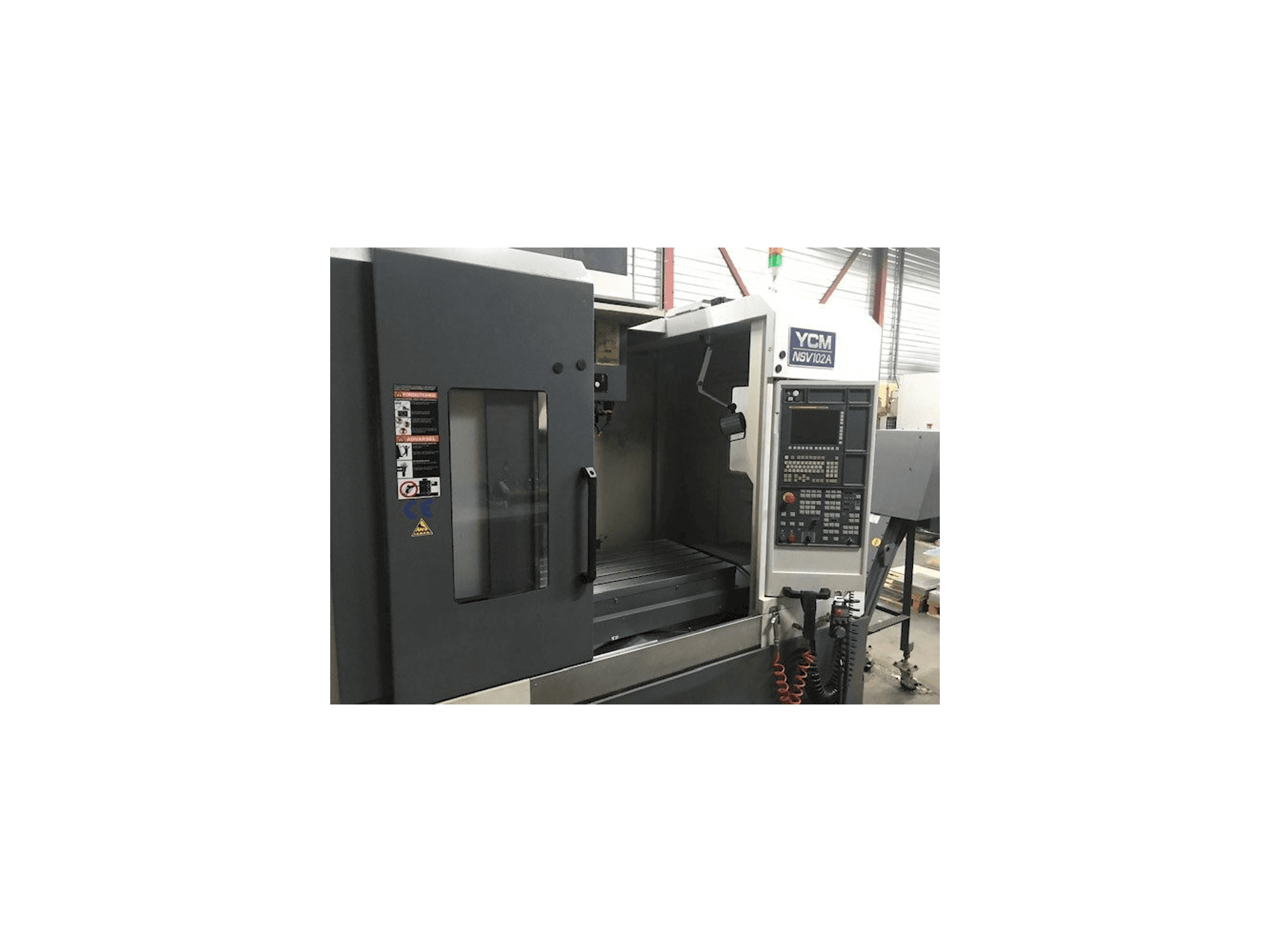 Vooraanzicht van YCM NSV102A machine