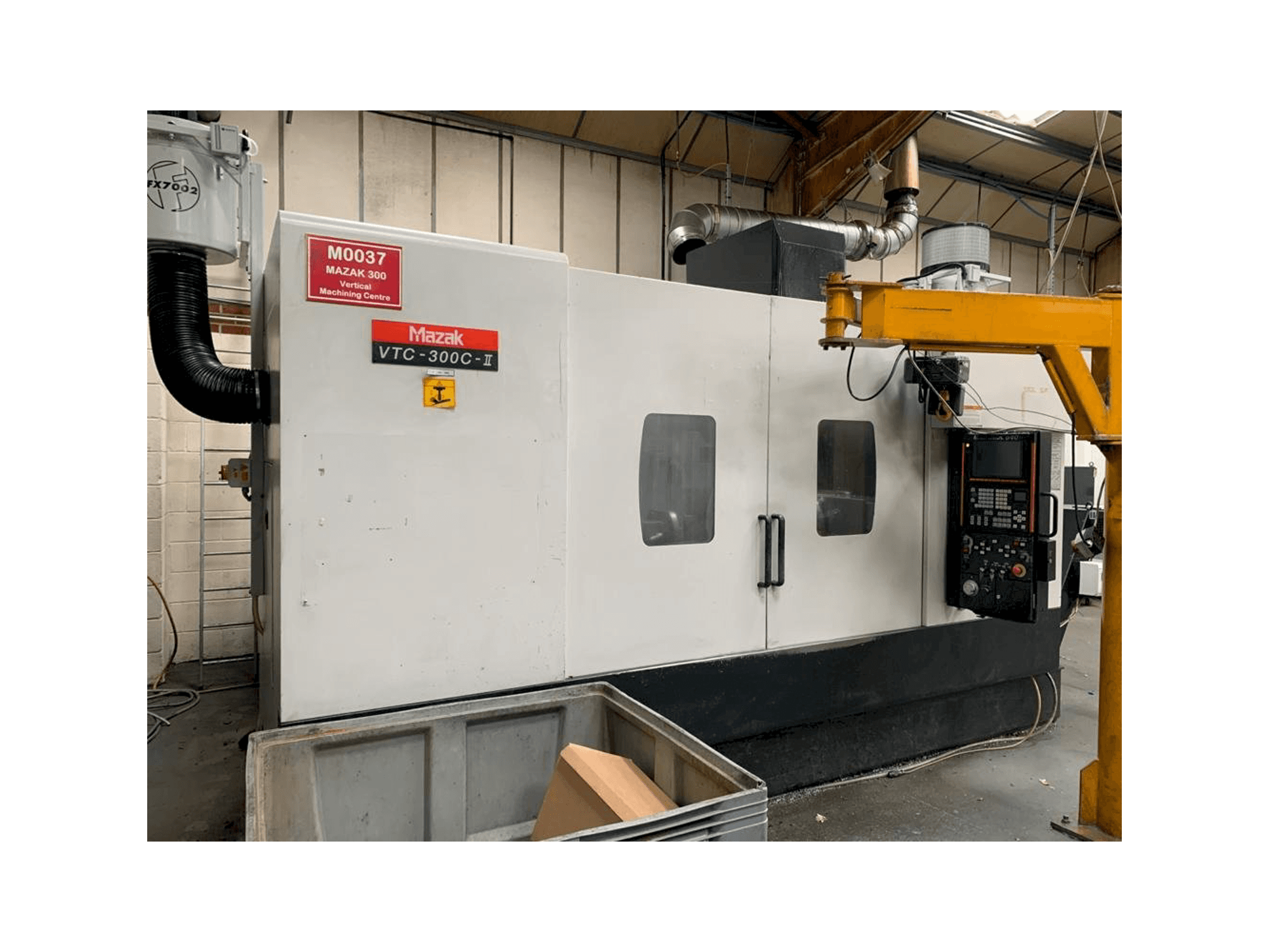 Vooraanzicht van Mazak VTC-300C-II machine