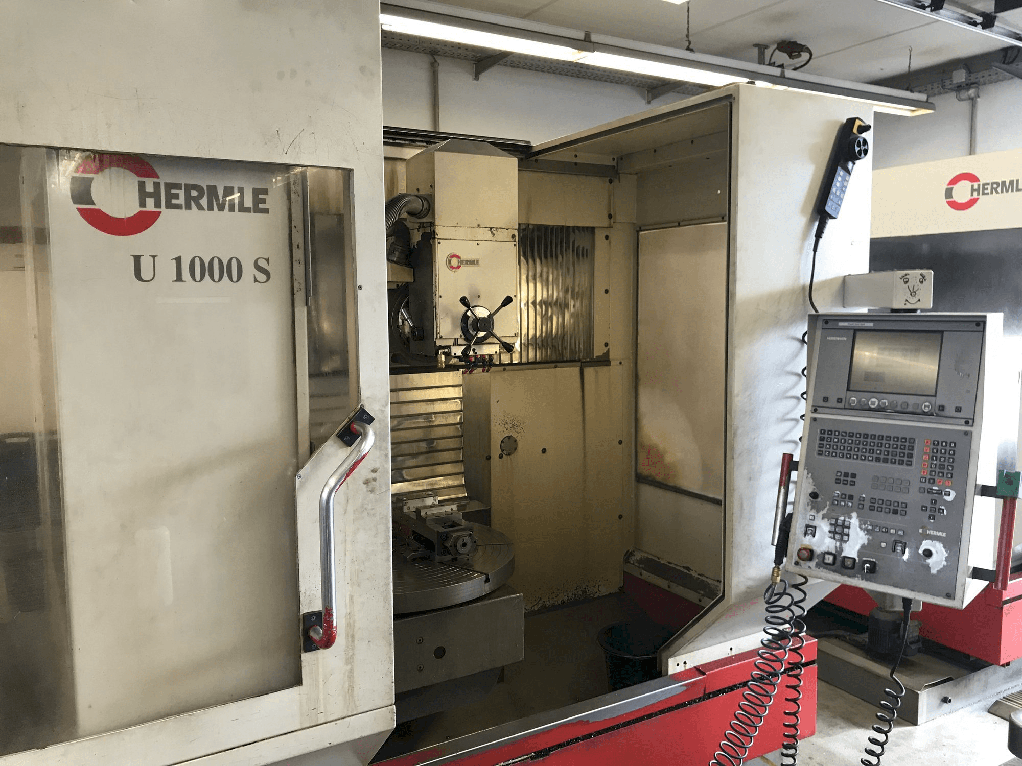 Vooraanzicht van HERMLE U 1000 S machine