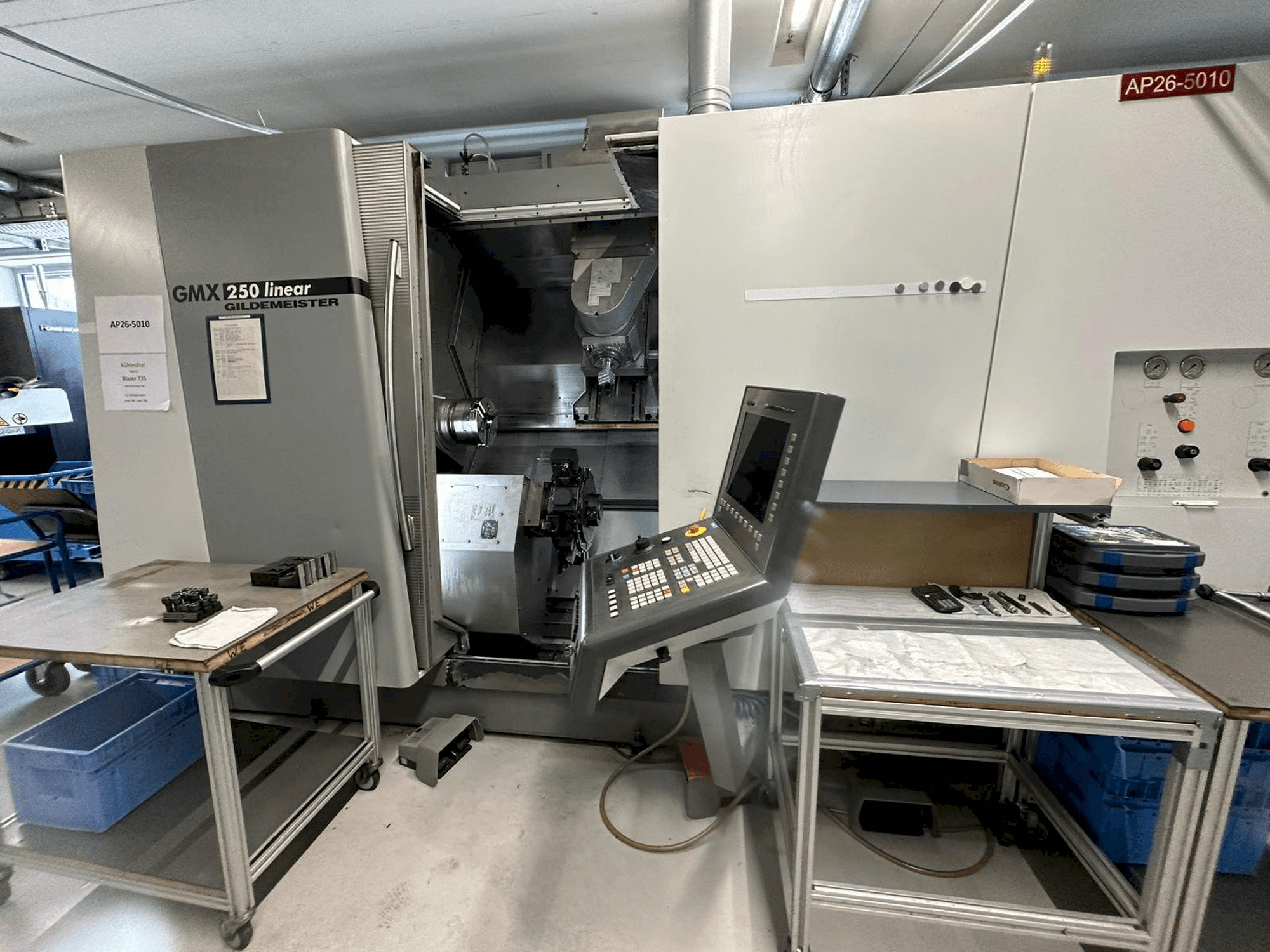 Vooraanzicht van DMG GMX 250 linear machine