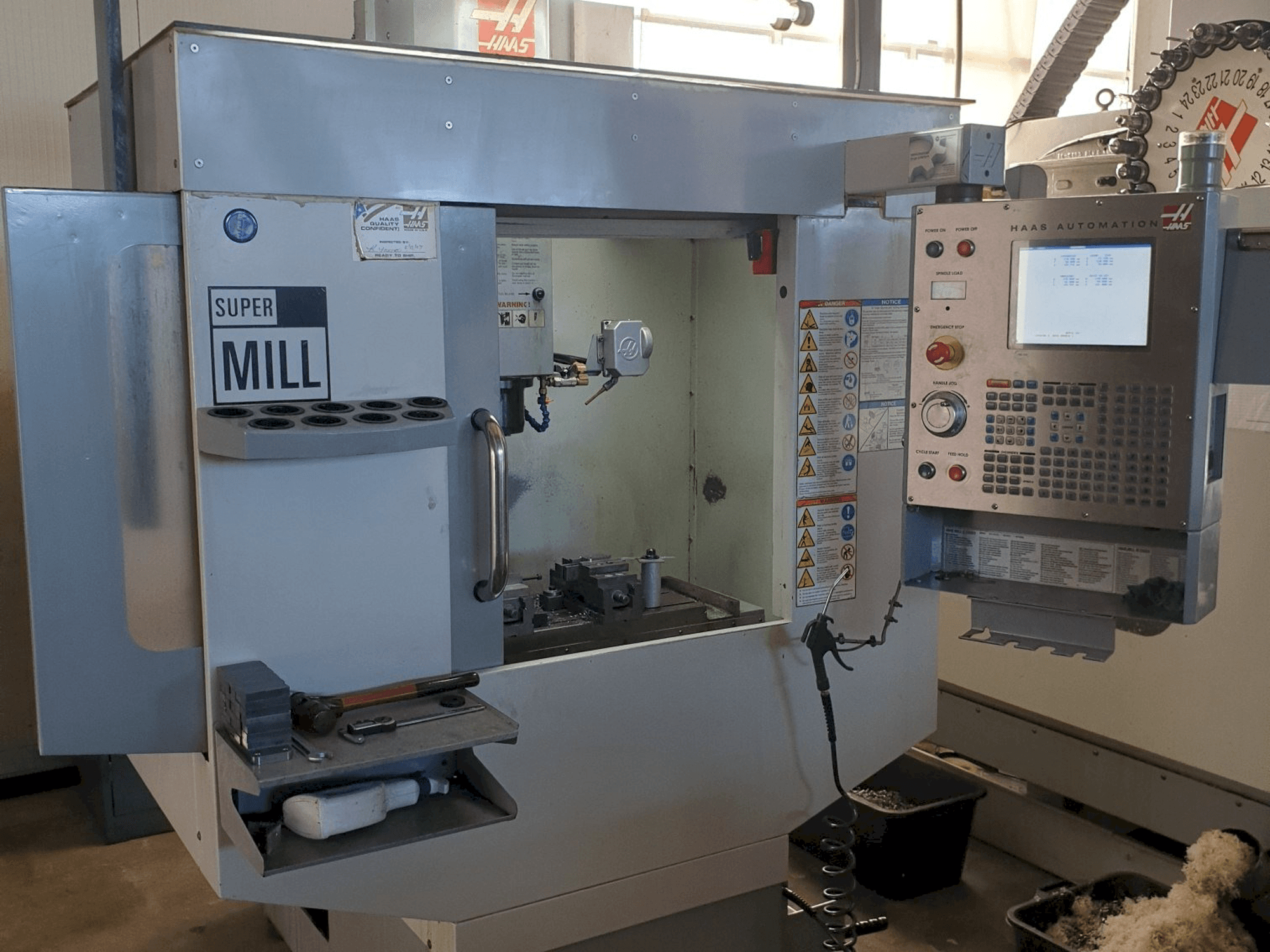 Vooraanzicht van HAAS SUPER MINI MILL machine
