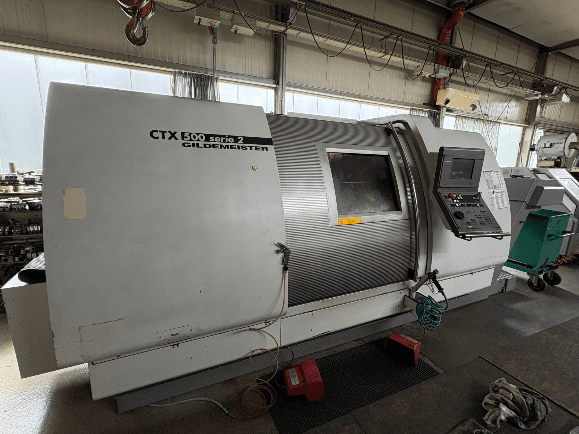 Horizontale draaibank Gildemeister CTX 500 S2, zijaanzicht, met details van het bedieningspaneel en het hoofdgedeelte.