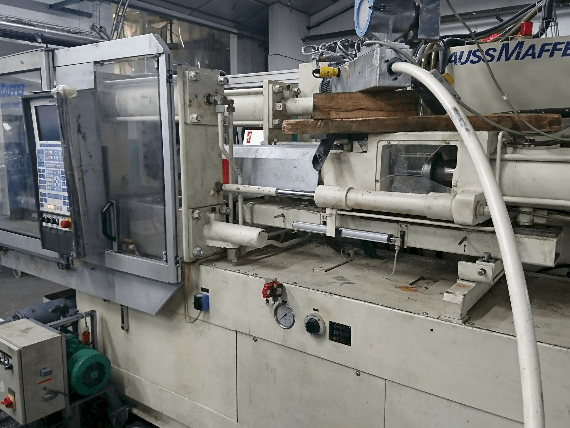 Vooraanzicht van Krauss Maffei 150-700 C1 machine