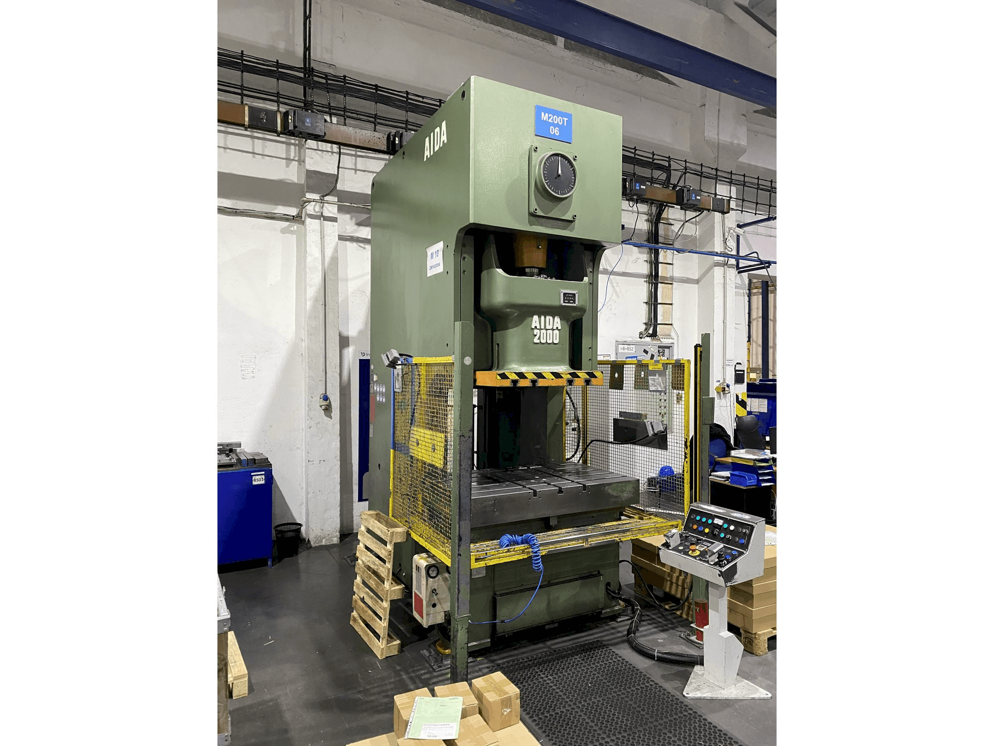 Vooraanzicht van AIDA NC1-2000 (2) machine