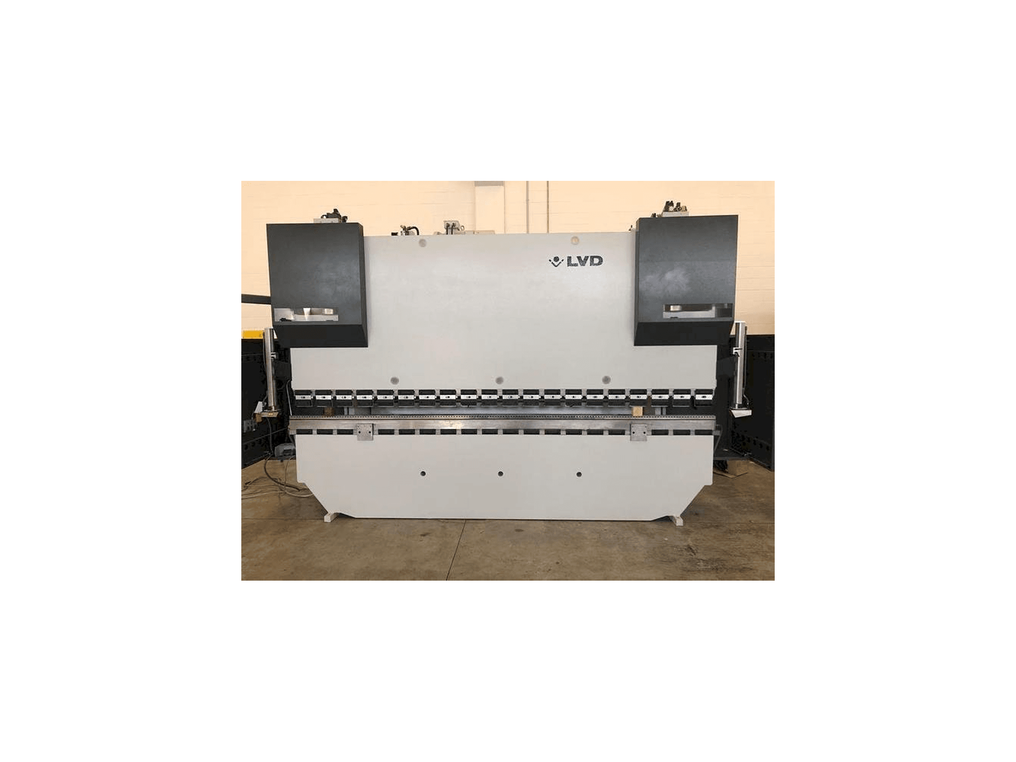 Vooraanzicht van LVD PPEB 170/40 machine