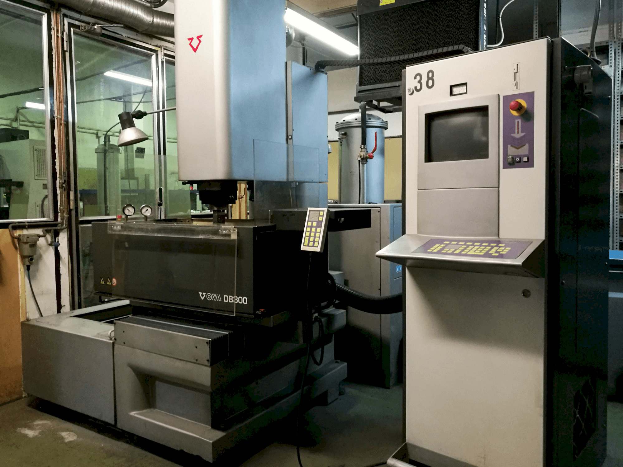 Recht aanzicht van ONA DB300 machine