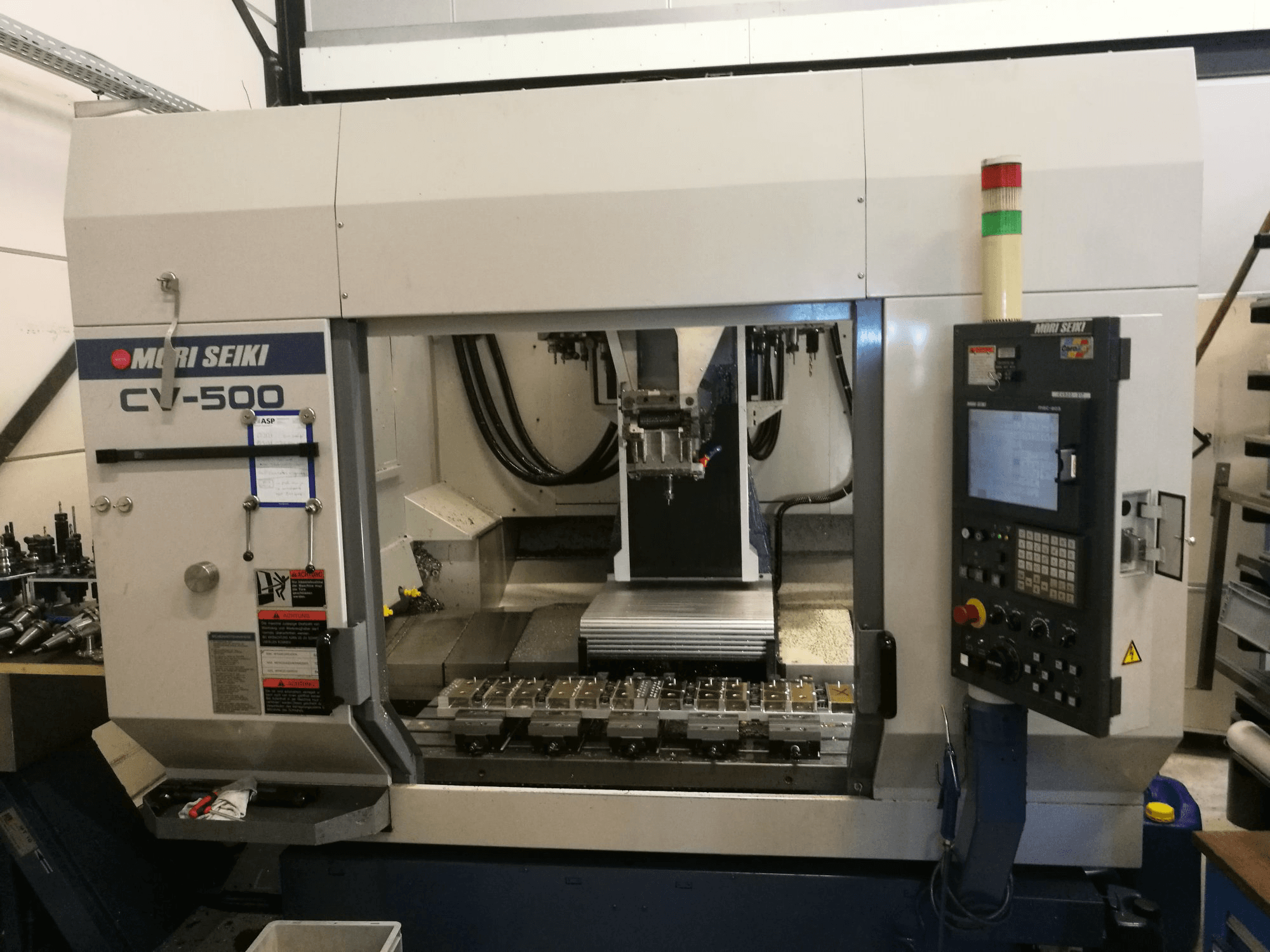 Vooraanzicht van MORI SEIKI CV-500B machine