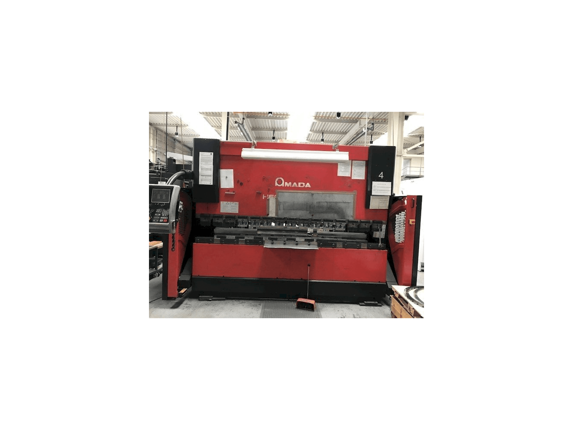Vooraanzicht van AMADA HFE 100-3 machine