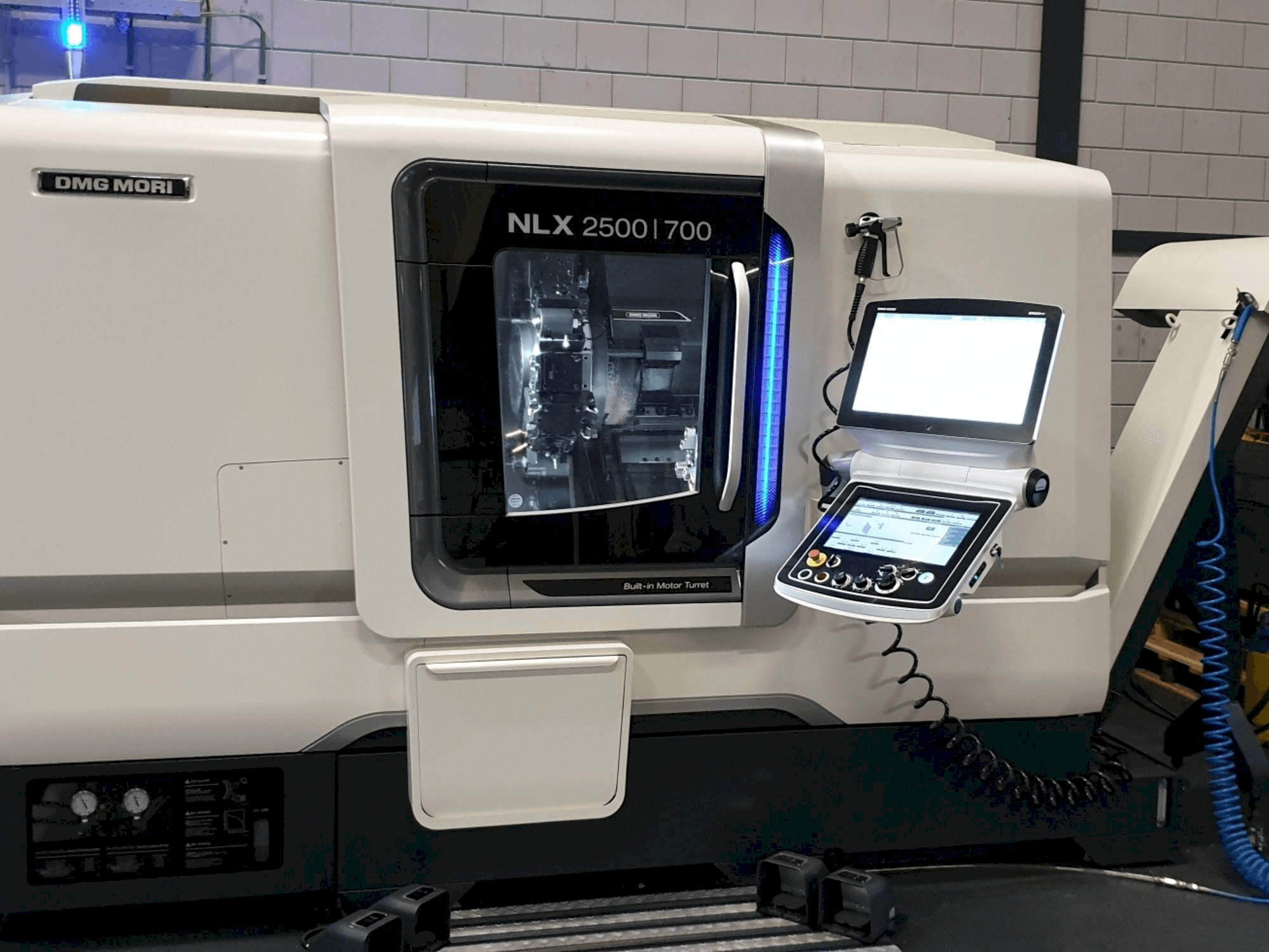 Vooraanzicht van DMG MORI NLX2500 / 700 SY machine