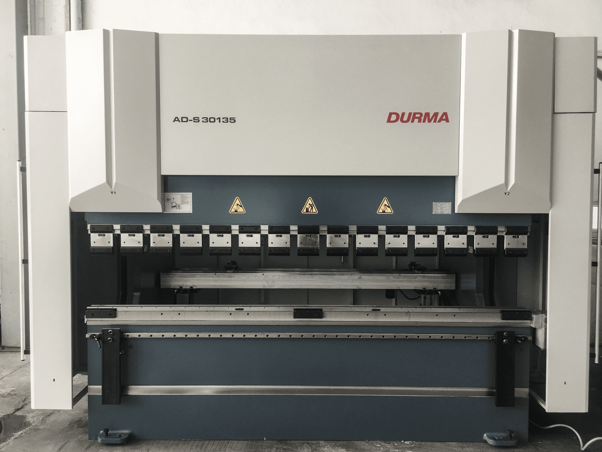 Vooraanzicht van Durma AD-S 30135 machine
