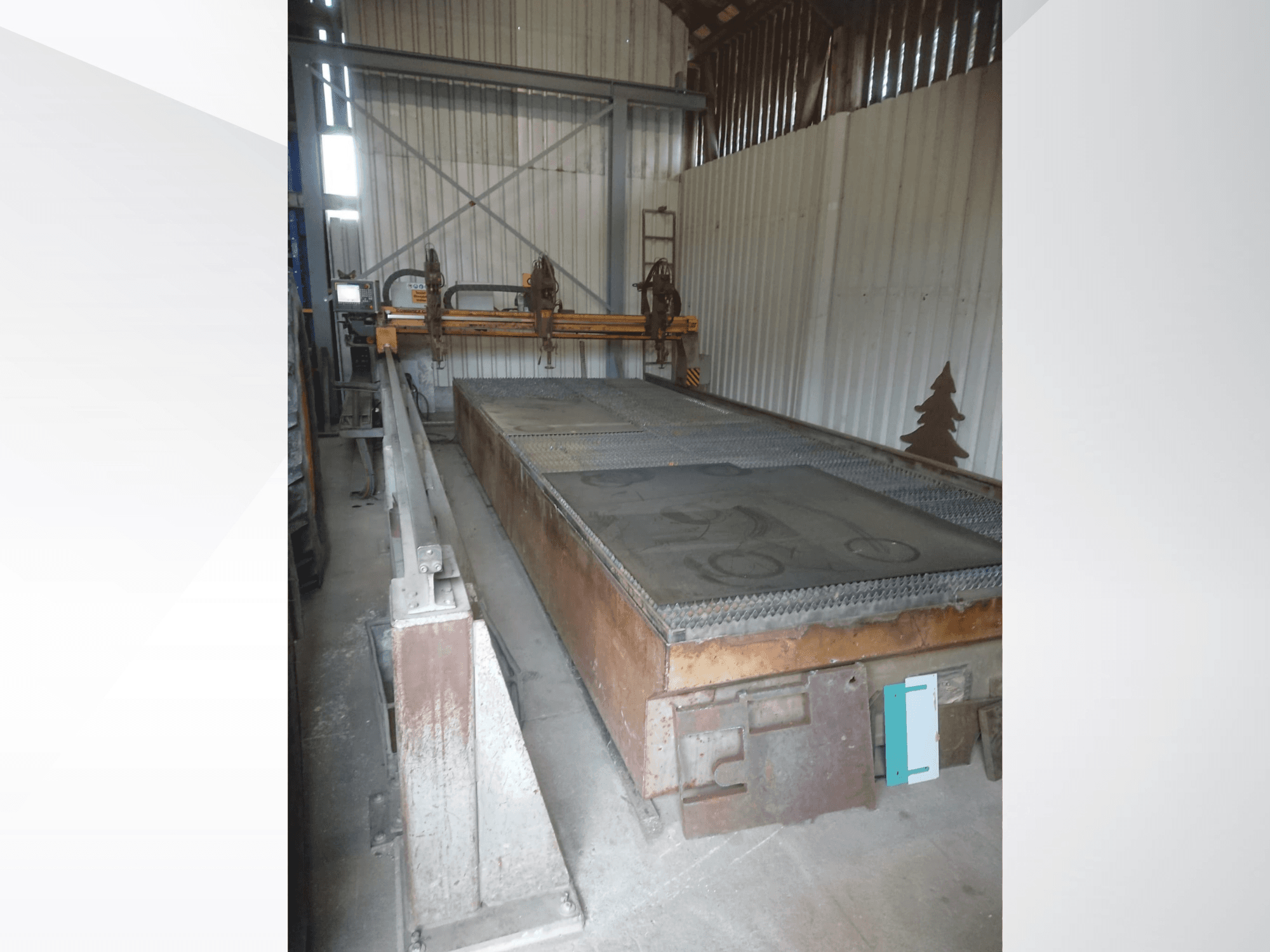 ESAB Combirex CXD P 3500 plasmasnijmachine, vooraanzicht, met snijtafel en gemonteerde apparatuur in een werkplaatsomgeving.