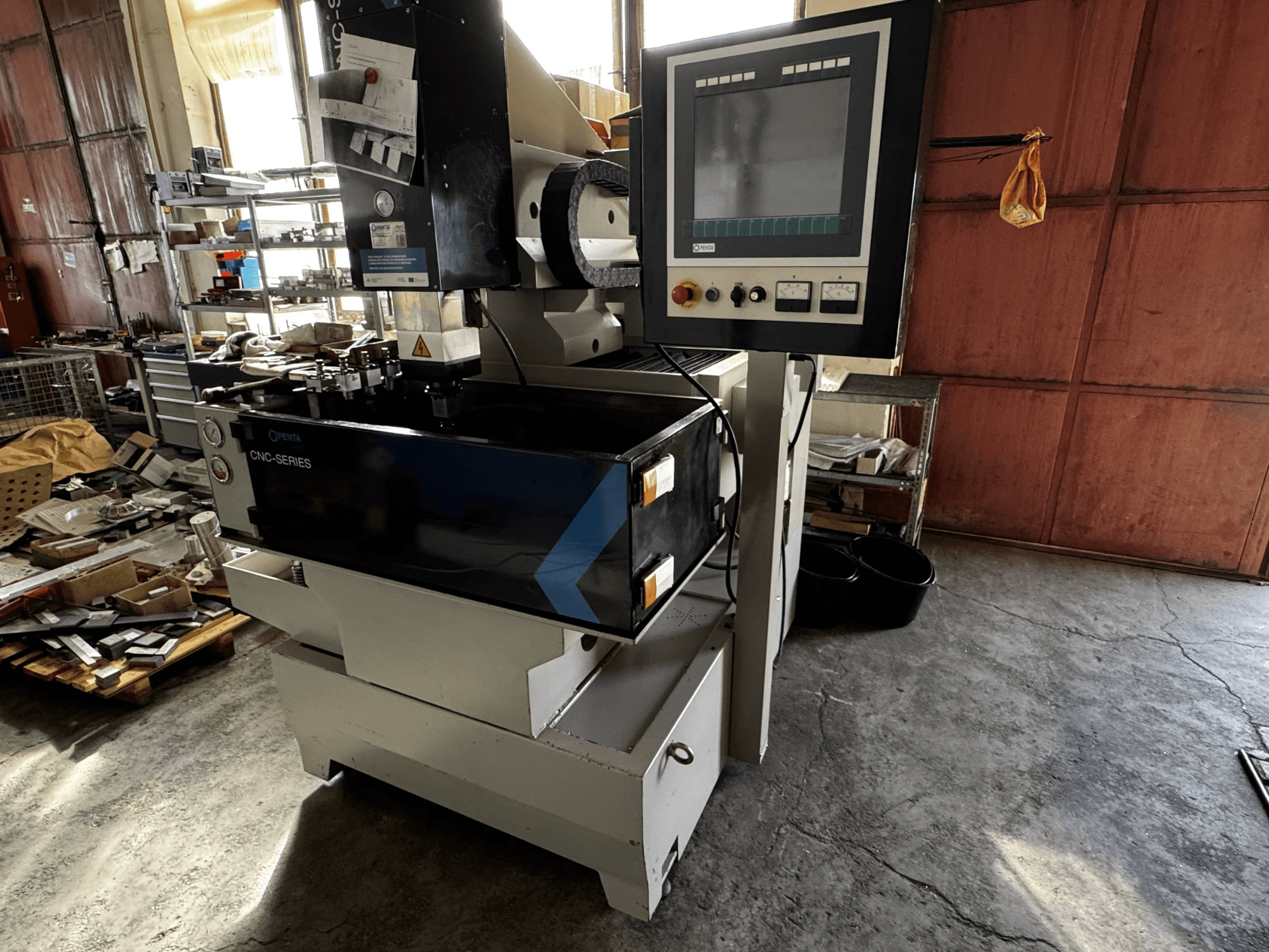 PENTA 433GS CNC zinkvonkmachine, vooraanzicht. Bedieningspaneel, elektrodehouder en metalen werktafel.