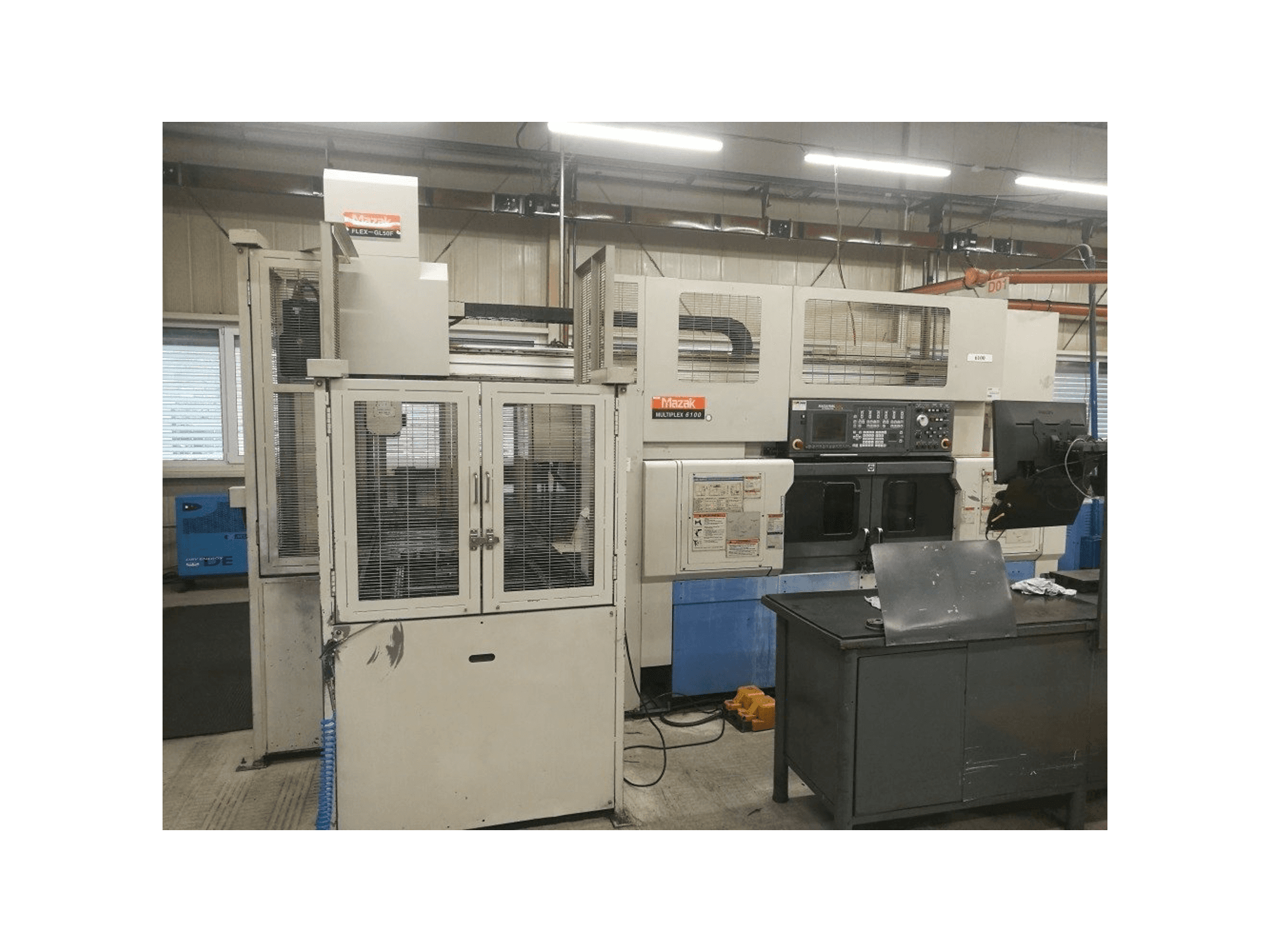 Vooraanzicht van Mazak Multiplex 6100 + robot FLEX-GL50F machine