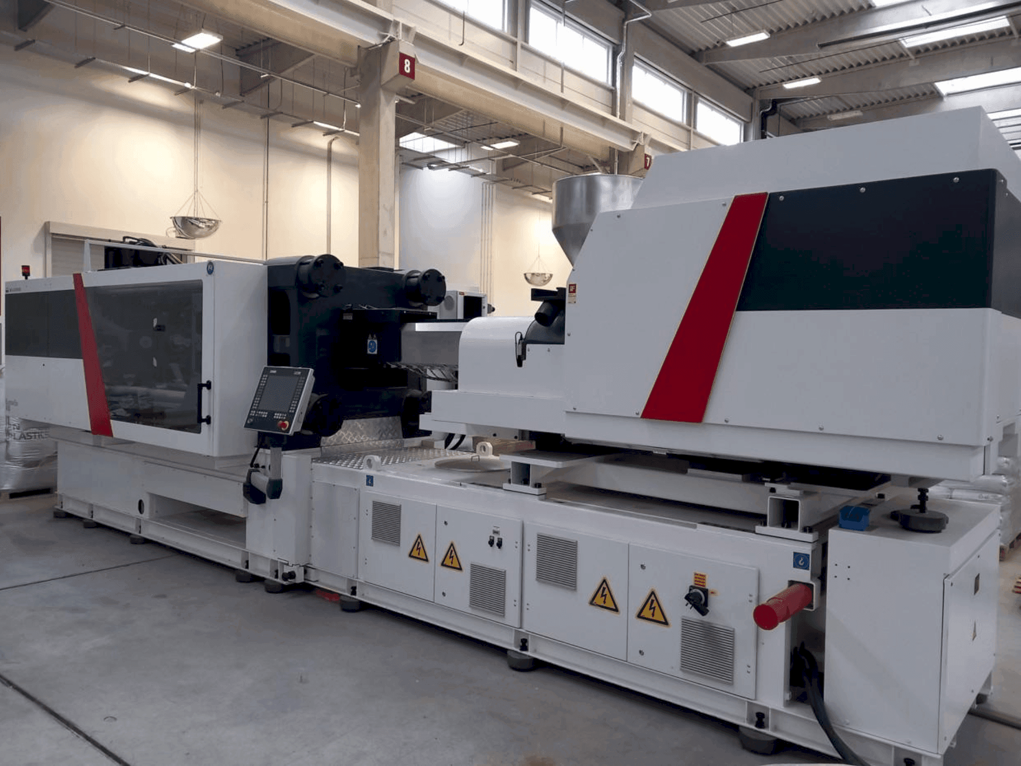 Vooraanzicht van Milacron Elektron Evo 450 machine