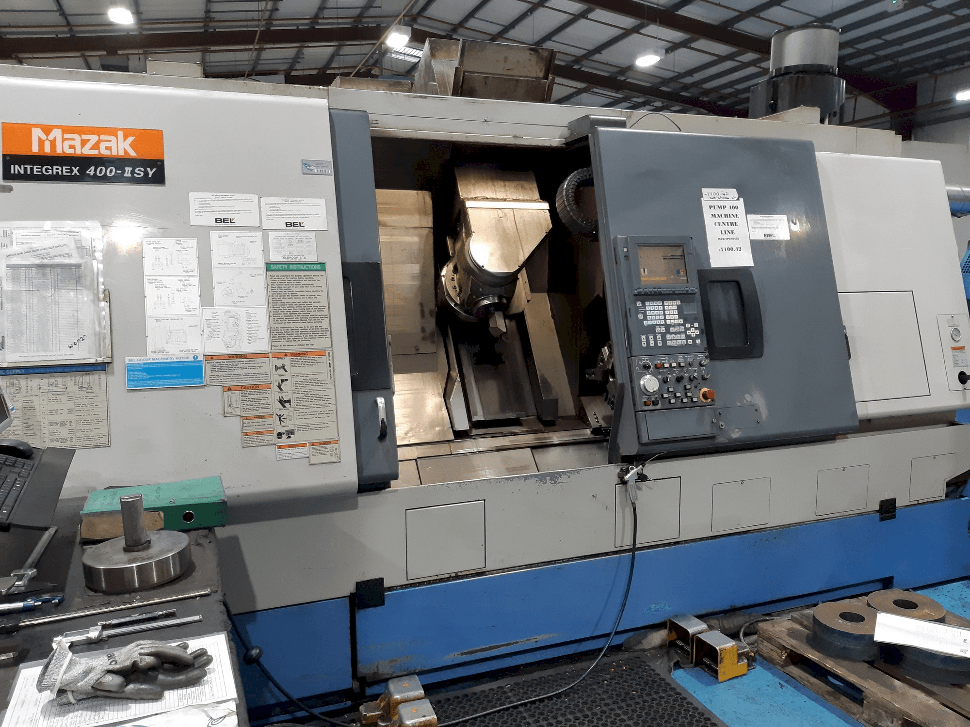 Vooraanzicht van Mazak Integrex 400 II SY machine